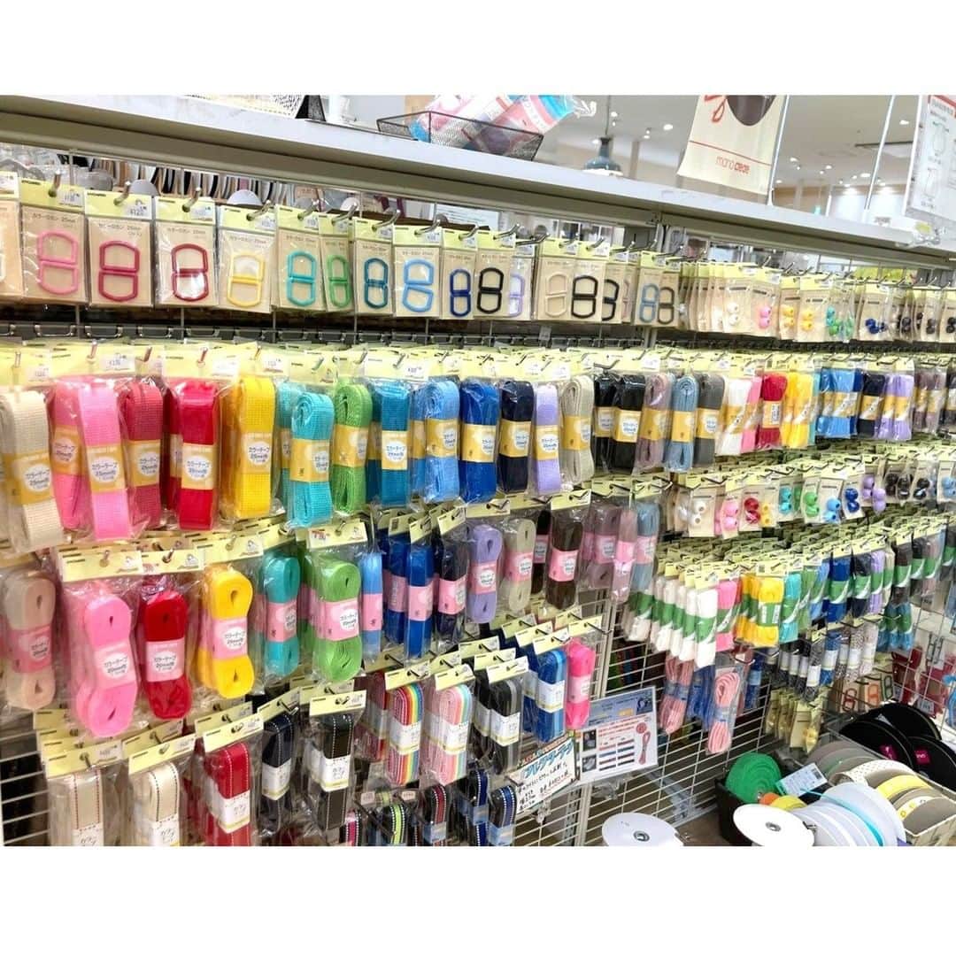 オカダヤ新宿本店コンシェルジュさんのインスタグラム写真 - (オカダヤ新宿本店コンシェルジュInstagram)「入園入学グッズを手づくりするのに、何を買ったらよいのか分からない。  でも、周りに相談する人もいないし、お店に行くことも難しい。そんな方にオススメの新サービスです！  「Zoom」を使って、入園入学手づくりグッズのお買い物前のお手伝いをいたします。  入園入学グッズを手づくりするのに必要な商品・必要な寸法について、お客様のアンケートを元に、オカダヤグループ各店からの選抜スタッフが商品をご案内いたします。  オンラインショップでは検索窓にて「 リモートショッピング 」とご検索ください。  ▼日時限定　入園入学手作りグッズリモートショピング （お買い物アドバイス） 2,200円(税込) ※オカダヤポイント会員にご登録いただきますと、1,100円(税込)にてお申込みいただけます！ ※お申し込み後お送りするアンケート入力が必須となります。  リモートショッピングでお選びいただいた商品情報は翌営業日までに、メールにてご案内いたしますので、 ご参考にしていただき、オカダヤオンラインショップにてご購入くださいませ。  【定員】 各回１名様  【ご案内時間】 1時間　＊時間となりましたらご案内を終了させて頂きます。  ★リモートショッピングご参加のお客様にはオンライショップでご利用いただける￥500OFFクーポンプレゼントいたします！  #入園入学ハンドメイド #入園入学 #入園入学グッズ #入学グッズ #入学準備 #入園準備 #通学バッグ #通園バッグ #手提げバッグ #手提げ袋 #お着替え袋 #お弁当袋 #オカダヤ #okadaya」2月16日 9時48分 - shinjuku_okadaya