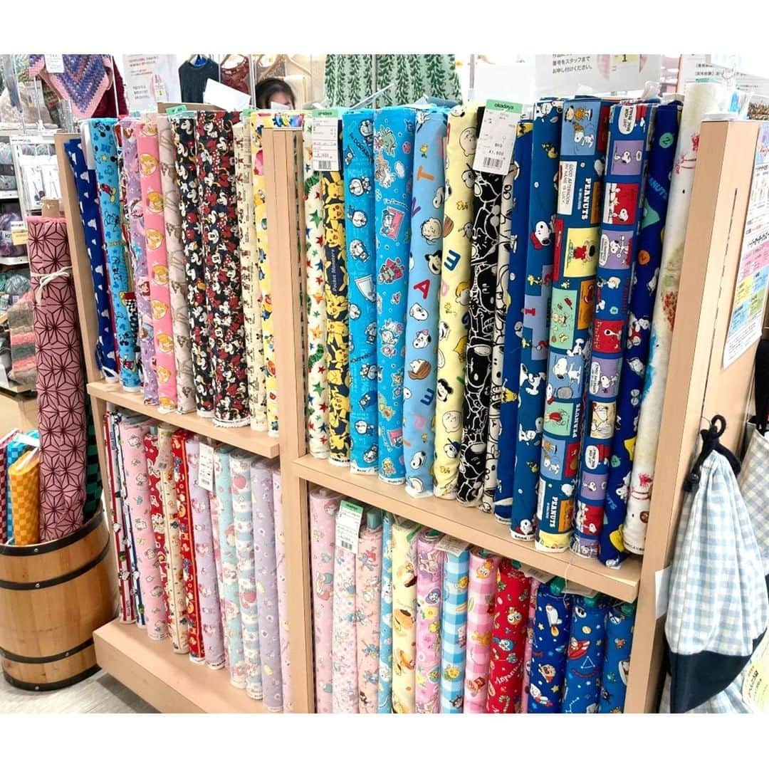 オカダヤ新宿本店コンシェルジュさんのインスタグラム写真 - (オカダヤ新宿本店コンシェルジュInstagram)「入園入学グッズを手づくりするのに、何を買ったらよいのか分からない。  でも、周りに相談する人もいないし、お店に行くことも難しい。そんな方にオススメの新サービスです！  「Zoom」を使って、入園入学手づくりグッズのお買い物前のお手伝いをいたします。  入園入学グッズを手づくりするのに必要な商品・必要な寸法について、お客様のアンケートを元に、オカダヤグループ各店からの選抜スタッフが商品をご案内いたします。  オンラインショップでは検索窓にて「 リモートショッピング 」とご検索ください。  ▼日時限定　入園入学手作りグッズリモートショピング （お買い物アドバイス） 2,200円(税込) ※オカダヤポイント会員にご登録いただきますと、1,100円(税込)にてお申込みいただけます！ ※お申し込み後お送りするアンケート入力が必須となります。  リモートショッピングでお選びいただいた商品情報は翌営業日までに、メールにてご案内いたしますので、 ご参考にしていただき、オカダヤオンラインショップにてご購入くださいませ。  【定員】 各回１名様  【ご案内時間】 1時間　＊時間となりましたらご案内を終了させて頂きます。  ★リモートショッピングご参加のお客様にはオンライショップでご利用いただける￥500OFFクーポンプレゼントいたします！  #入園入学ハンドメイド #入園入学 #入園入学グッズ #入学グッズ #入学準備 #入園準備 #通学バッグ #通園バッグ #手提げバッグ #手提げ袋 #お着替え袋 #お弁当袋 #オカダヤ #okadaya」2月16日 9時48分 - shinjuku_okadaya