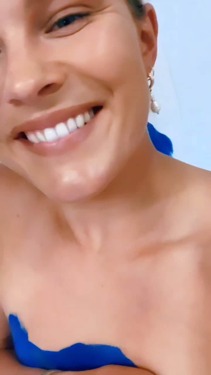 フェリシティー・パルマティアーのインスタグラム：「The last few months have been so empowering for me. I’ve been doing the things that I’ve always wanted to do - honouring me truth, free of contradictions and being my authentic self. The more I keep pursuing that path the more creative I feel. I’m so excited for the next few months 😌 🔵 @flickpalmateer.art」