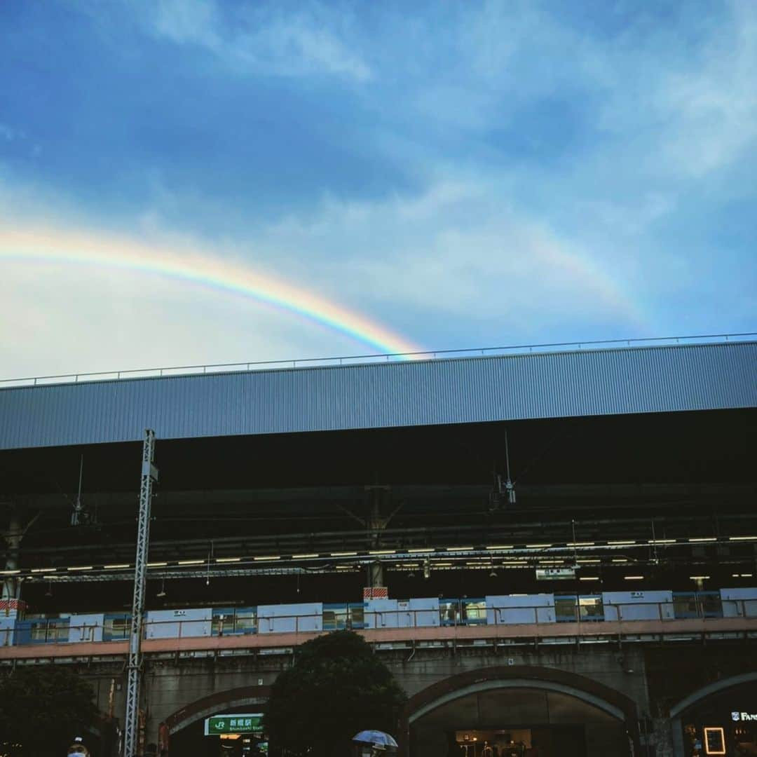 魚金のインスタグラム：「昨日の雨上がり、新橋駅には虹がかかっていたそうです\( ˆoˆ )/ｷﾚｲﾀﾞﾅｰ  緊急事態宣言もあと少し、、 皆さんが元気いっぱいで、心置きなく魚金で飲み食いできる日が、早く来ますようにっ🦐🐟🐡🦑🐋🐙 今日もがんばりましょう！！！  #魚金 #新橋 #itsabeautifulday #綺麗のお裾分け #ランチ #お昼ご飯 #夜ご飯 #一人飯 #も気楽だけど #やっぱりみんなで食べるご飯は美味しい #あとちょっと #がんばろう #🐟 #🍣」