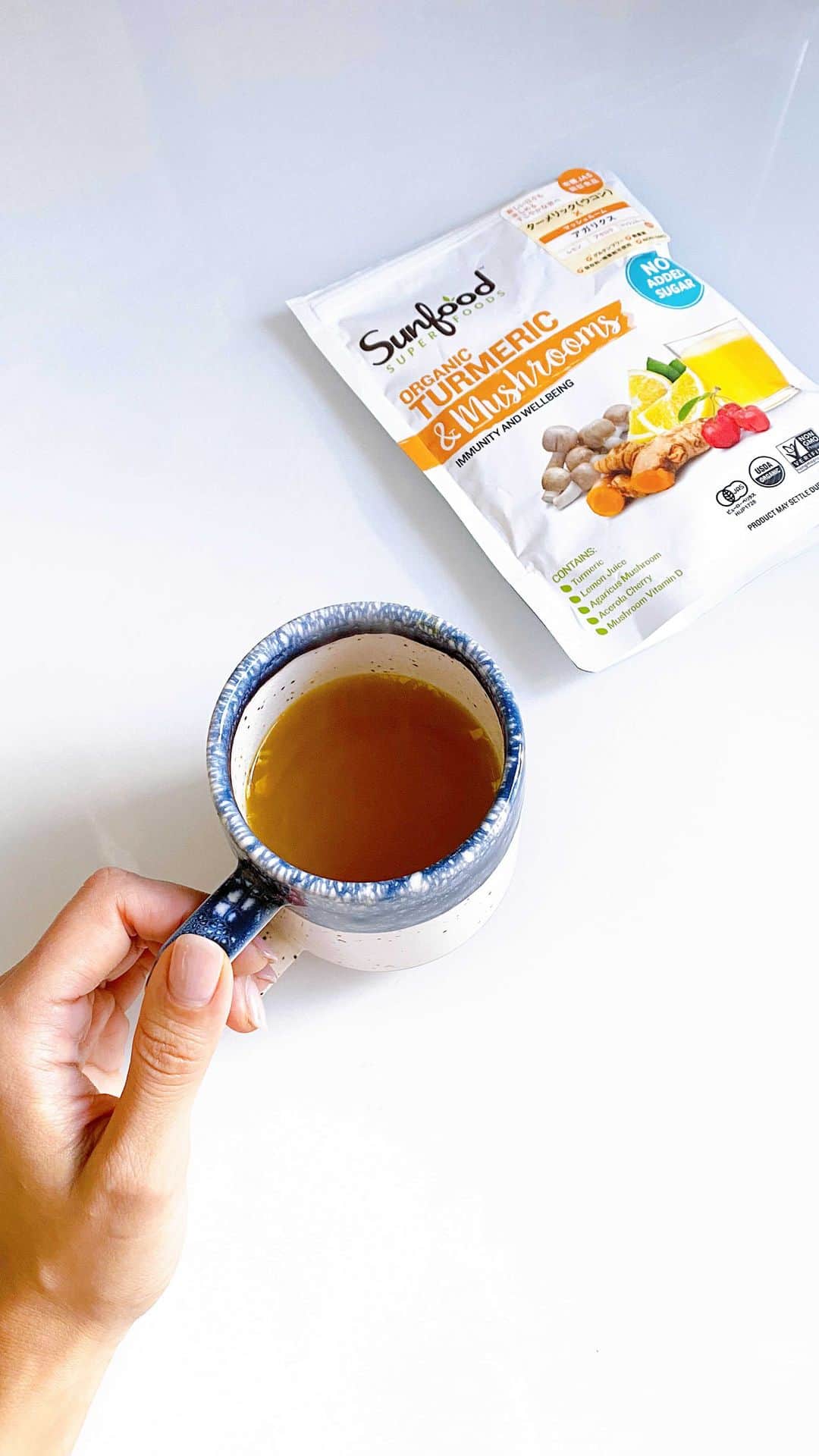 ケリーのインスタグラム：「@sunfood_japan の新商品 ターメリック&マッシュルーム💛🍄 ・ アーユルヴェーダでも使われるスーパーフード、 クルクミンを含むターメリックと、β-グルカンを 含むアガリクスの組み合わせを主役に、アセロラ、レモン、 マッシュルームのパウダーをプラスし、 フレッシュな美しさとパワーをもたらすビタミンCと、 太陽のビタミンと言われるビタミンDを強化しました。 ・ レモン汁、生姜、お湯と混ぜて アレンジしてみました😌 ・ カラダがポカポカ暖まる💕 ・ @sunfood_japan Turmeric & Mushrooms 🍄💛 ・ I added lemon,ginger and hot water to it and it’s perfect !!!😉 ・ #superfood#sunfood#turmerictea #スーパーフード」