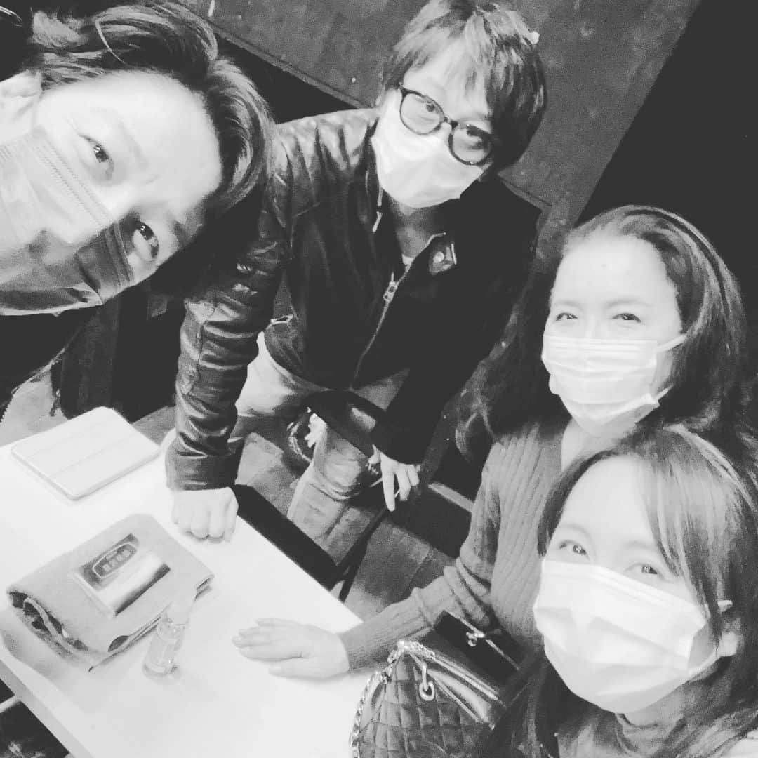 和泉元彌さんのインスタグラム写真 - (和泉元彌Instagram)「「遠く離れているが、心は通い合っている」  朗読劇『やかもち』 ー万の葉を集めてー #やかもち  ★配信チケット https://w.pia.jp/t/yakamochi/ ２５００円  「同じ場所」が叶わなくても… 「同じ時間」を共有してもらえたら 幸せです。  本日、千穐楽❗️  最後の「やかもち」の姿 見守って下さい。  写真は、 憧れの父 #大伴旅人 役 #東地宏樹 さん  美しき歌の名手にして母親代わりの #坂上郎女 役　#池上季実子 さん  家持の着地点愛おしい妻 #坂上大嬢 役　#本多真弓 さん  あ❗️ 大事な、大事な弟 #大伴書持 役　#岩原正典 くんが いない…  家持公は、もっともっと家族と友達と 一緒にいたかっただろうなぁ…。  歴史上の人物も 僕たちと同じ、 人として心を持って生きていた❗️ 今回は、 そんな事を思い出させてくれる作品です！ だから大好きな作品です！  あと2回、生きてきます…。  【詳細】 ・公式ホームページ https://www.yakamochi.net ・公式Twitter https://twitter.com/yakamochi215  「令和」の出典として注目された万葉集。その編纂者である大伴家持の波乱に満ち、また歌に満ちた生涯を、クールな朗読劇でお送りします。  今から千三百年ほど遡った奈良時代。華やかな天平文化の裏で格差が広がり、政治は陰謀渦巻き、権力争いが繰り返されていた時代。  父を失った名家の跡取りとして政治の渦に巻き込まれながらも、家持が歌人として見つめた自らの心の内。それは美しく瑞々しく切実な歌となって残り、万葉集の中から現代人に訴えかけてきます。家族や友を次々に失い、埋められない孤独を抱え、それでも生き、歌った家持。  女優、演劇プロデューサーとして活動する本多真弓が、長年タッグを組む劇作家・大岩真理と作り上げた万葉集エンターテイメント。家持役に和泉元彌、叔母役に池上季実子を迎え、困難な今を生きる人たちに届けたい、時代を越えた人間ドラマです！ ■公演概要 令和に万葉！プロジェクト 『やかもち』 ー万の葉を集めてー  【作】 大岩真理  【演出】 村野玲子  【出演】 和泉元彌 池上季実子 本多真弓 東地宏樹 藤崎卓也 佐々木梅治 今奈良孝行 吉田侑生 岩原正典 大橋吾郎  藤野和也（笛） 五十嵐あさか（チェロ）  【会場】 下北沢シアター711  【タイムスケジュール】 15日(月) 19:00  16日(火) 14:30/19:00」2月16日 10時03分 - izumimotoya