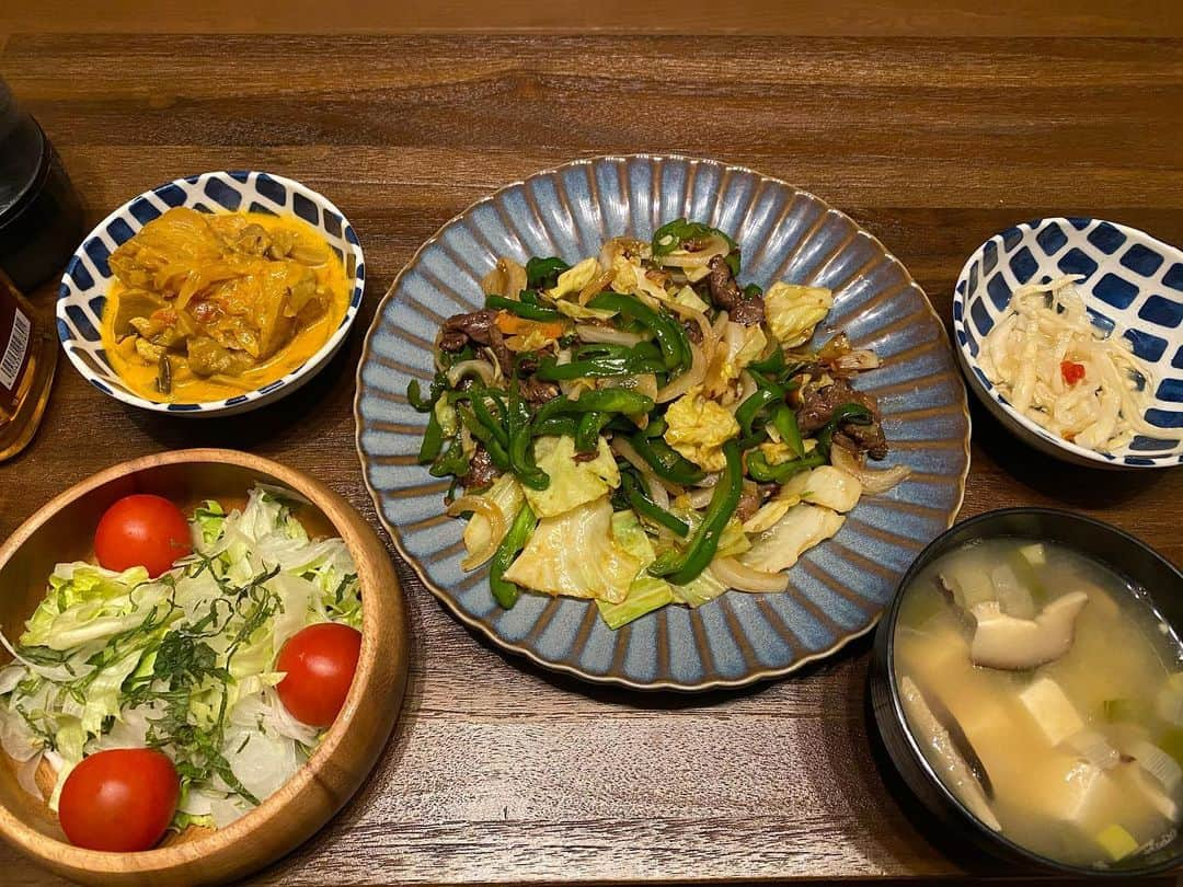 山崎ケイさんのインスタグラム写真 - (山崎ケイInstagram)「野菜炒め 野菜サラダ 干し椎茸と豆腐とねぎの味噌汁 残りのタイカレー 残りの切り干し大根の漬物  野菜炒めは、油入れて一度野菜を少し炒めて創味シャンタン絡ませて一度取り出して、 油入れてニンニクと唐辛子の香りが出たら塩胡椒と片栗粉で下味をつけた肉を炒めて、 野菜をフライパンに戻して、 最後に焼肉のタレで味付けしただけなのですがとても美味しかったです🫑  #献立」2月16日 9時57分 - kei_yamazaki_aisekistart