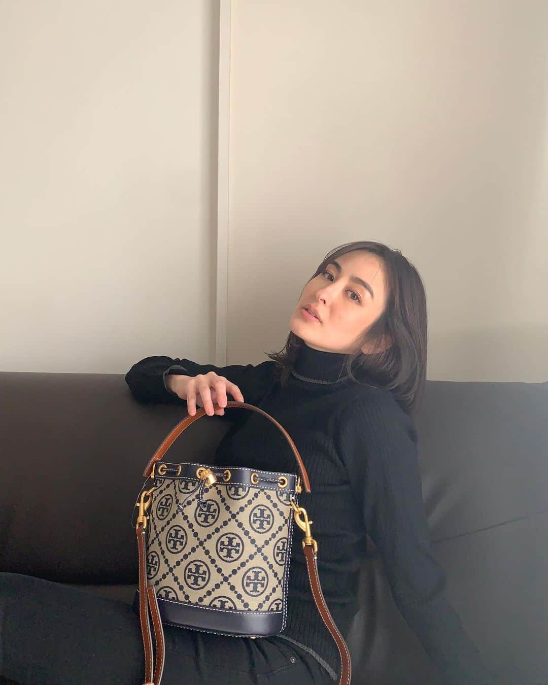 オードリー亜谷香のインスタグラム：「A bucket bag is the only bag you ever need. This Tory Burch bag is the perfect size for all my needs  @ToryBurch #ToryStories #TMonogram」