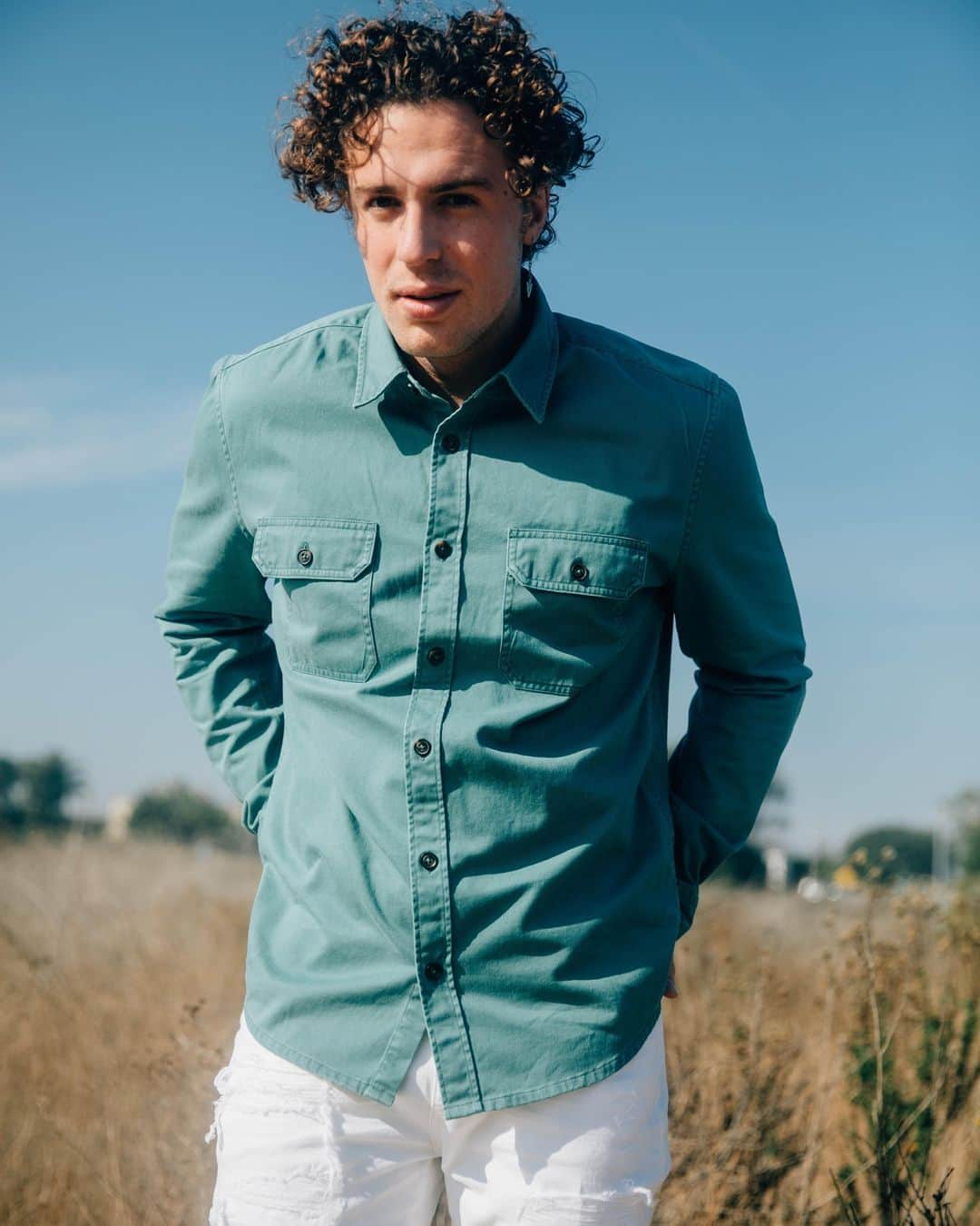 エアロポステールのインスタグラム：「The perfect mix of soft and structured. This shirt hits all the right buttons #AeroWorld」