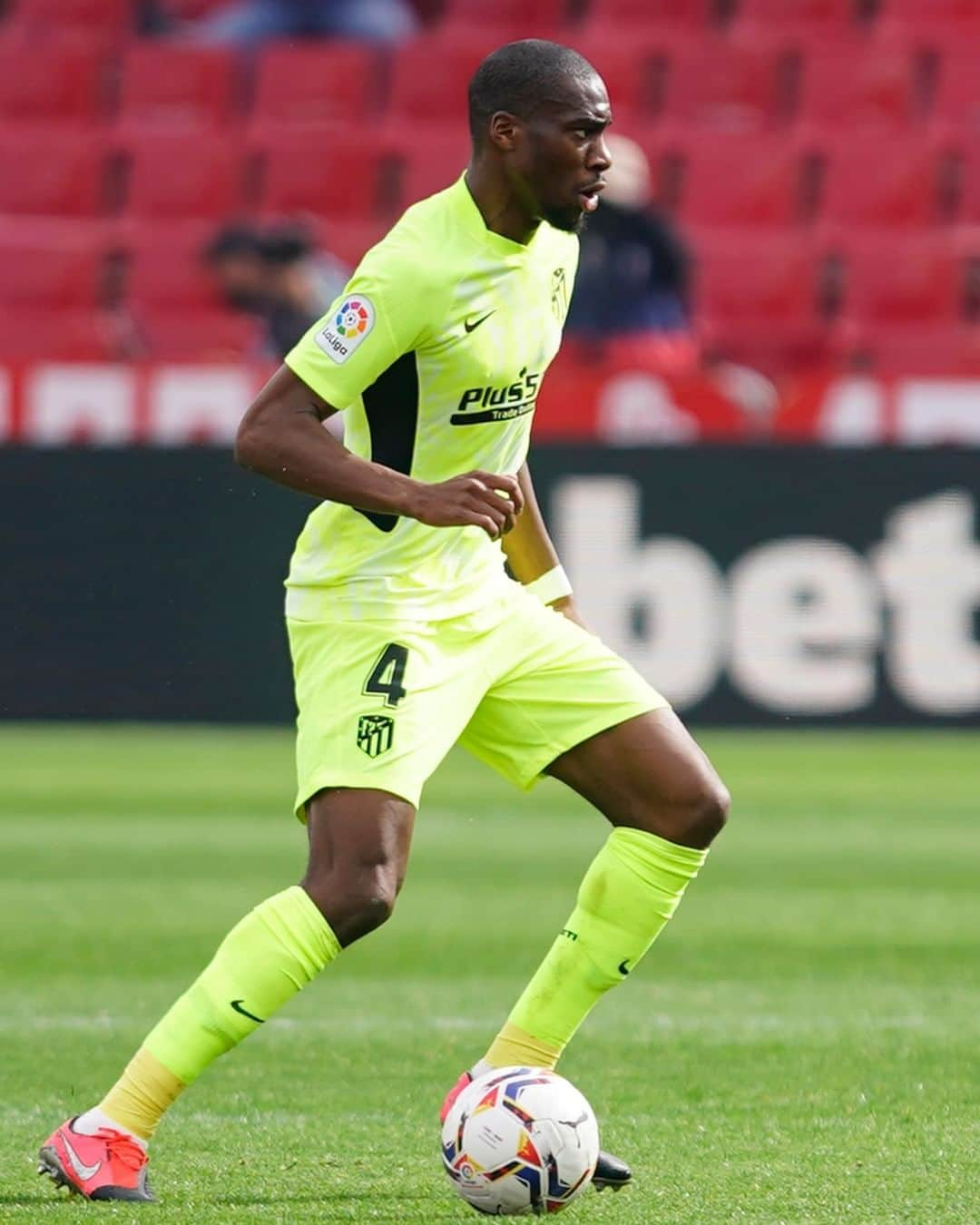 LFPさんのインスタグラム写真 - (LFPInstagram)「🔴⚪️ Under CONTROL! 🌟  🌟 ¡Bajo CONTROL! 🔴⚪️   #Kondogbia #Atleti #LaLigaSantander #LaLiga #Football #YouHaveToLiveIt #HayQueVivirla」2月16日 10時00分 - laliga