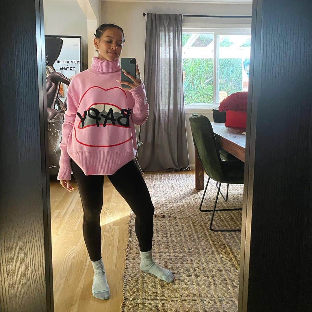 カルーシェ・トランのインスタグラム：「For the last day of 14 Days of Love & Mindfulness I ate a bunch of yummy Viet food.. drank wine.. hung out with people I love.. made a delicious fruit plate.. also celebrated Lunar New Year 🧧 And oh yeah it was also Valentine’s Day 😁❤️🤎💋」