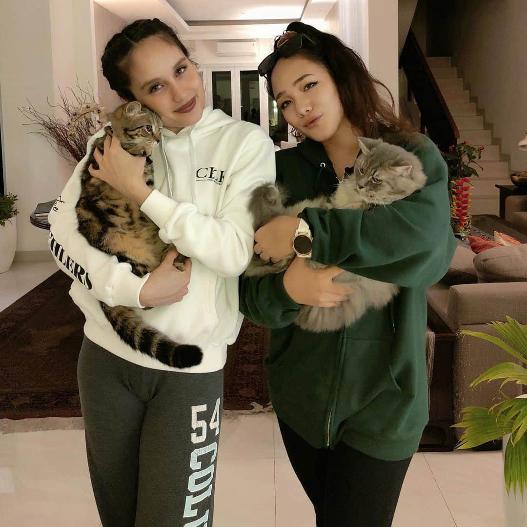 Cinta Lauraさんのインスタグラム写真 - (Cinta LauraInstagram)「These cats love us, I swear. 😼 • Good company + cuddly pets = one of the best ways to relieve anxiety. I hope you’re all having a great week so far! ♥️ • #cintalaurakiehl #kiehlers」2月16日 10時05分 - claurakiehl