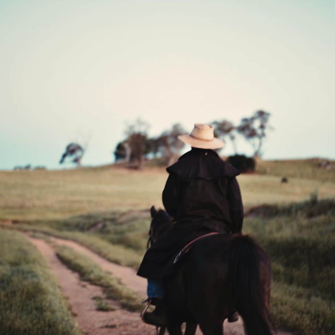 ドライザボーンのインスタグラム：「Adventures on horseback in our signature Rider Coat.」