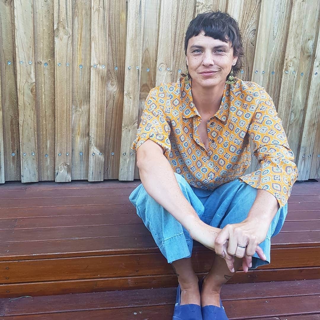 ミーガンパークのインスタグラム：「My gorgeous friend and award winning writer Anna Krien wrote an article recently revealing the plight of the International crews languishing at sea on ships carrying coal from Australia to China. Caught up in the trade war between Australia and China, these men have seemingly been cast to sea since last August with no one taking responsibility for their fate. Far from their homes in countries such as India and Russia they sit and wait in sub zero conditions - physically and mentally suffering, the most vulnerable are on suicide watch. Desperate to be back with their families it’s scurrilous that they are forced to suffer for no fault of their own.  Since Anna’s articles in the @sydneymorningherald @theageaustralia @satpaper and intense media attention that followed, the crew of one ship with whom she had been in daily contact with are now on their way home.  There are however another 50 crews still stranded at sea.  Lets’ not pass the buck Australia. It’s time to step up.  See the two links in our bio to hear more about this horrible ordeal」
