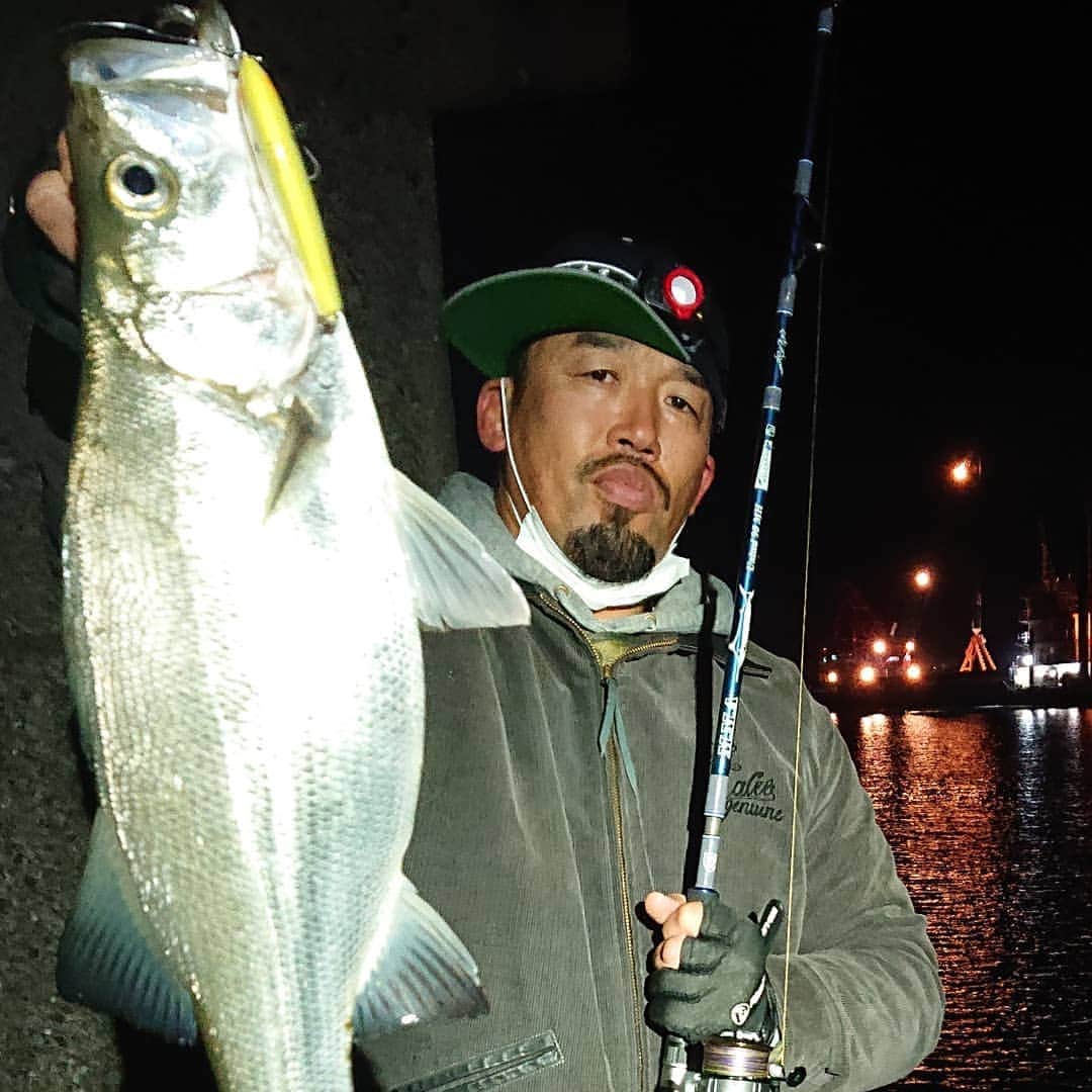 武蔵さんのインスタグラム写真 - (武蔵Instagram)「去年の12月、開発中のロッド(釣竿)の試しでシーバスがよく釣れた時の写真。  ヒラスズキも釣れました👍️  #武蔵 #釣り #fishing #fishingrod #tulalamma #seabass #シーバス」2月16日 15時48分 - musashi_k1karate