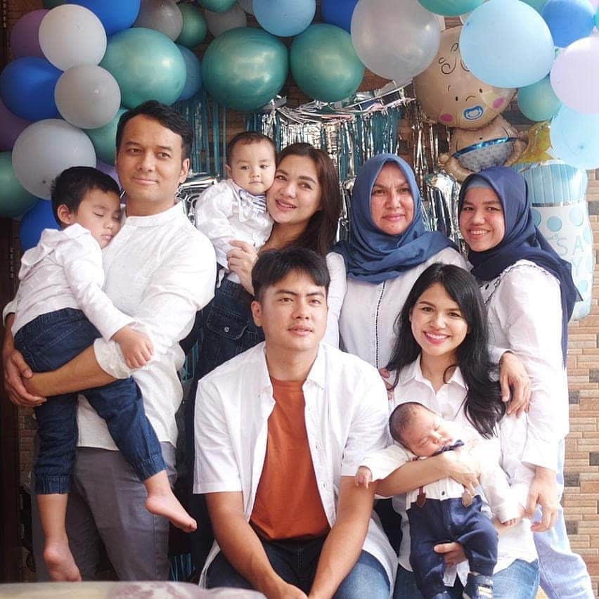 Vicky Shuさんのインスタグラム写真 - (Vicky ShuInstagram)「Jumat lalu alhamdulillah Aqiqah dek Kenaandra dirumah. With my lovely family.」2月16日 15時49分 - vickyshu