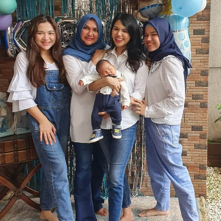 Vicky Shuさんのインスタグラム写真 - (Vicky ShuInstagram)「Jumat lalu alhamdulillah Aqiqah dek Kenaandra dirumah. With my lovely family.」2月16日 15時49分 - vickyshu