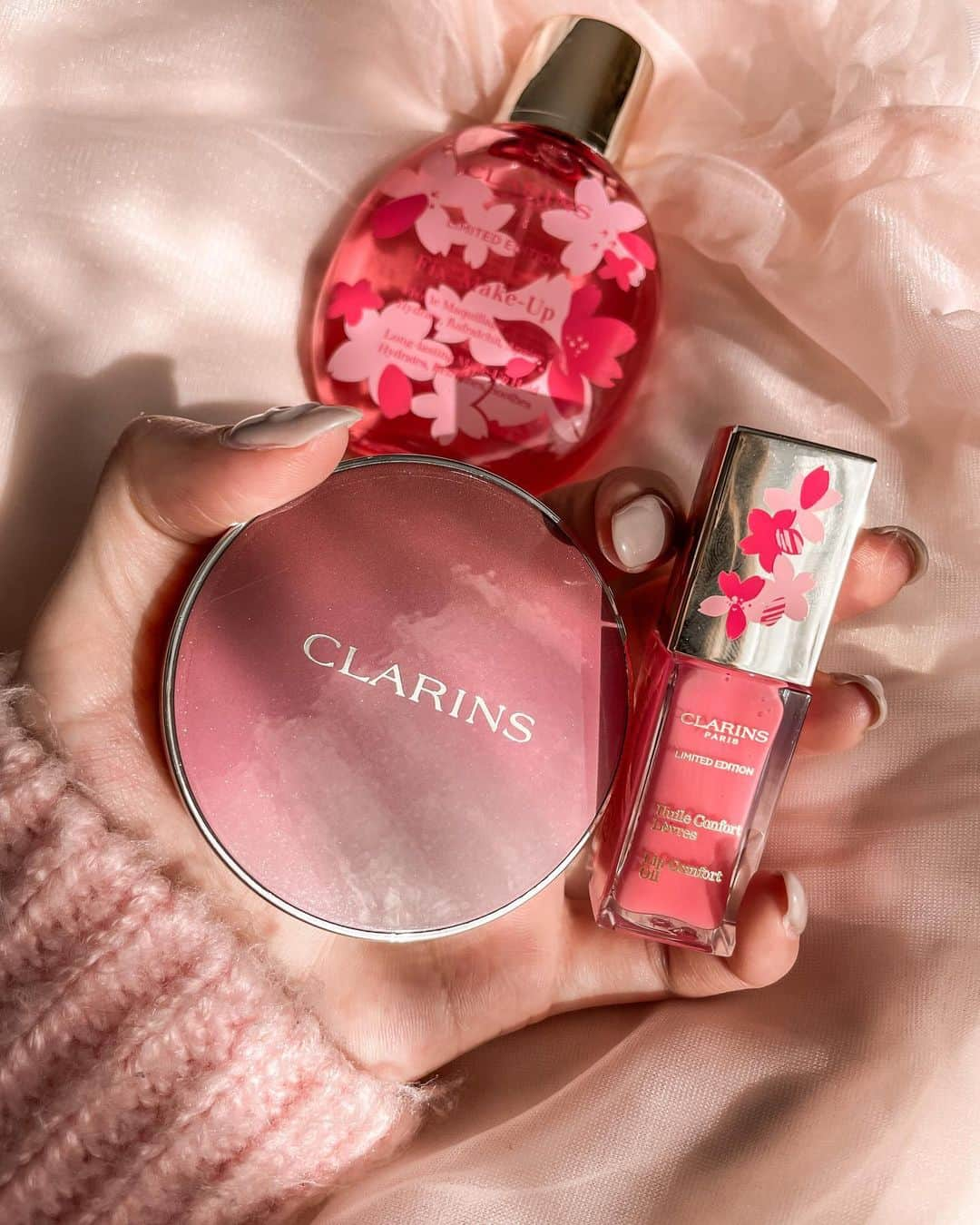 瀬口かなさんのインスタグラム写真 - (瀬口かなInstagram)「﻿ CLARINSのSAKURA Collection🌸﻿ ﻿ ﻿ なんじゃこりゃ、﻿ めちゃくちゃ可愛いーーー😳💓﻿ ﻿ ﻿ 🔸コンフォート リップオイル14 サクラ﻿ ﻿ もう何個持ってるんだろ？てくらい愛用しまくりのコンフォート リップオイルの新カラー。サクラのデザインがもう可愛いのと、ほんのりピンク色がのって春らしい印象に😍﻿ ﻿ ﻿ 🔸オンブル4 02ローズウッド﻿ ﻿ ローズピンクのカラーとブラウンの相性がめちゃくちゃ可愛い〜。これはコンフォートリップオイルのサクラと一緒につけたい💄🌹﻿ ﻿ ﻿ 🔸フィックスメイクアップ サクラ﻿ ﻿ フィクサーは絶対クラランス使ってるんだけどサクラデザインも可愛い！ほんのりサクラの香りもするのが素敵、儚い🌸﻿ ﻿ ﻿ クラランスの春コスメも可愛いなぁ﻿ ﻿ こんな可愛いコスメゲットしちゃって、、もう春が待ち遠しいよ🥺✨﻿ ﻿ ﻿ ﻿ #クラランス #clarins #コンフォートリップオイル #オンブル4 #フィックスミスト #フィックスメイクアップ #コスメ #コスメレビュー #春コスメ #春メイク #サクラ #桜 #ピンクメイク」2月16日 15時51分 - seguchikana