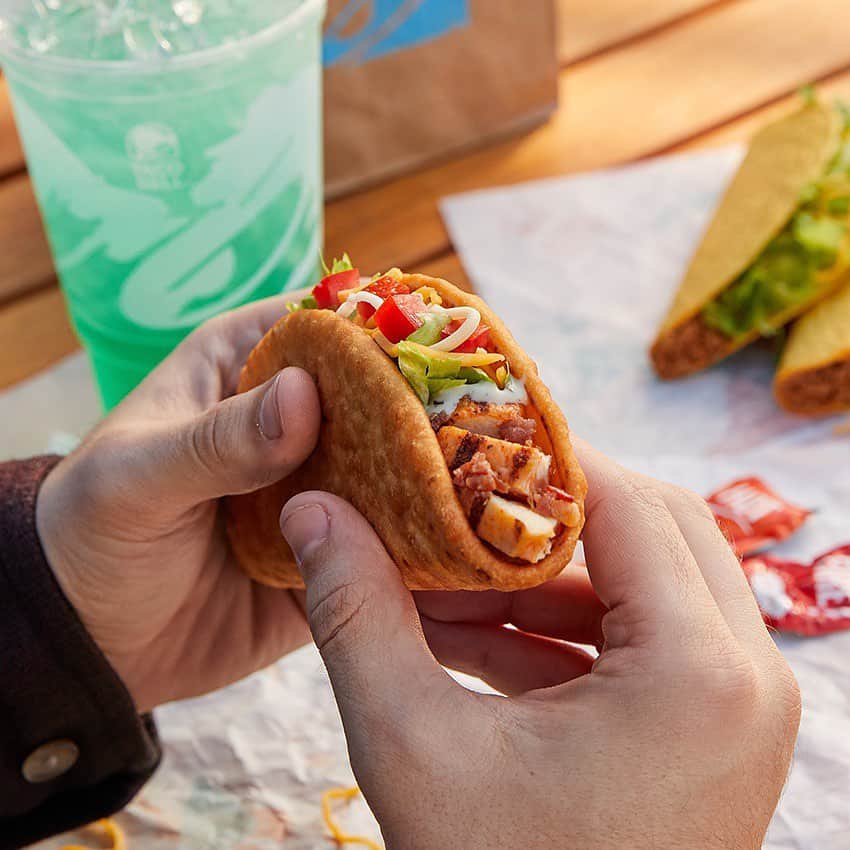 Taco Bellのインスタグラム：「Welcome to the club. #BaconClubChalupa」