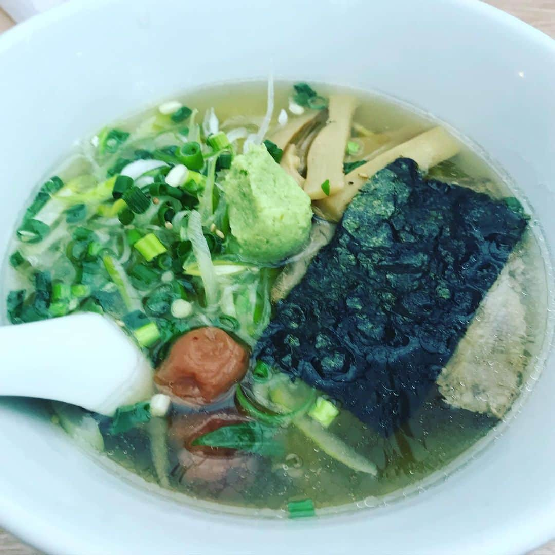 たまたまこのインスタグラム：「朝ごはんは、梅山葵塩ラーメン🍜 と、ロイズの生チョコレート！w」