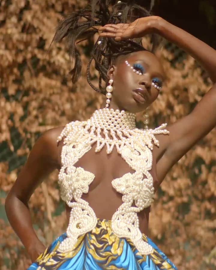 Fashion Weekのインスタグラム：「A collection fit for a queen 👑 @LaviebyCK reimagines the classic movie, Coming to America, in their latest #NYFW collection. Stream it now at nyfw.com」