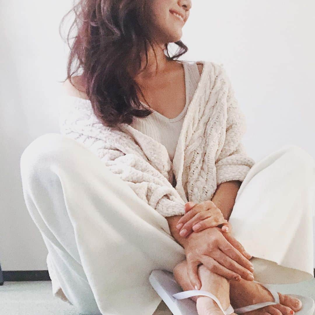 のインスタグラム：「♡ ♡ ♡  morning stretch 🌈  #エステティシャン　に とって　#model にとって　 #女子  にとって   しなやかな指先と 動きは　大切なこと♡  #bodymake   お気に入りの #bodycream  をつけて ルン♪  香り大すき❤️  お仕事いってきます♪  Have a lovely day 🌈  #トータルビューティー #salon#フェイシャルエステ  #mylifestyle #beautiful #day #完全予約制  #エステ#code#おうち時間 #モーニング #ルーティン ♡ #大人時間の過ごし方 #リラックス」