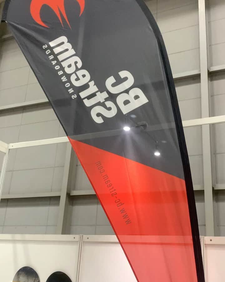 のインスタグラム：「パシフィコ横浜にて「SNOW  SPORTS合同展示会」開催中！ 今日はBC STREAMの来期のボードの情報をお届けしていきますよー！！  @bcstreamsnowboards」
