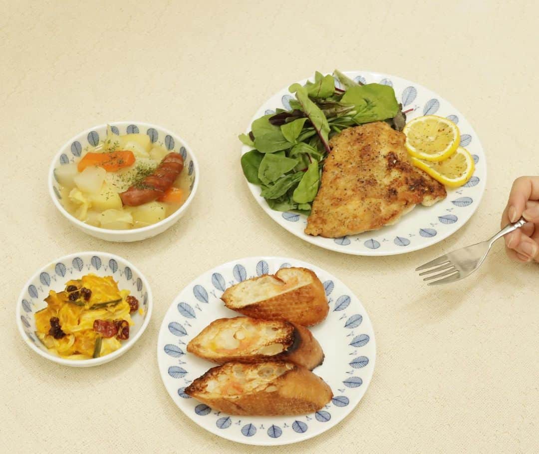 salut!のインスタグラム：「𓇬渕十草・ハーブミント食器𓇬  渕十草𓌉◯𓇋 ‎  ・和食にぴったり似合うシンプルかつ趣のあるデザインです。 ・十草とは縦縞の模様で古くから親しまれている模様です。 ・十草を使って金を磨くと光沢が増すことから金運を招く縁起の良い柄とも言われています。  ハーブミント𓌉◯𓇋 ‎ ・爽やかなホワイトカラーがお料理を美しく引き立てます。 ・色鮮やかな洋食にぴったりのデザインです。  人気の食器に新商品が入荷しました〜！ made inJAPANの様々なかたちの食器は思わず集めたくなっちゃいますよね。  是非公式通販サイトからご覧くださいませ𓂃⚑  公式通販サイトは @salut_shop  トップページURLよりご確認くださいませ⋆*  食器は¥330〜ご用意しております*.+ﾟ  ※店舗により入荷時間や在庫数が異なります。 ご来店の前にお近くの店舗までご確認くださいますようお願い致します。  #サリュ #salut #まいにちインテリア  #日本食器 #食器 #食器好き #うつわ好き #うつわ #プレート #お皿 #お皿集め  #プチプラ #プチプラ雑貨 #プチプラインテリア #プチプラ小物 #プチプラ通販  #インテリア雑貨 #インテリア小物 #インテリア  #ナチュラルな暮らし #ナチュラルインテリア #ナチュラルコーデ #ナチュラル　#smileispower_p」