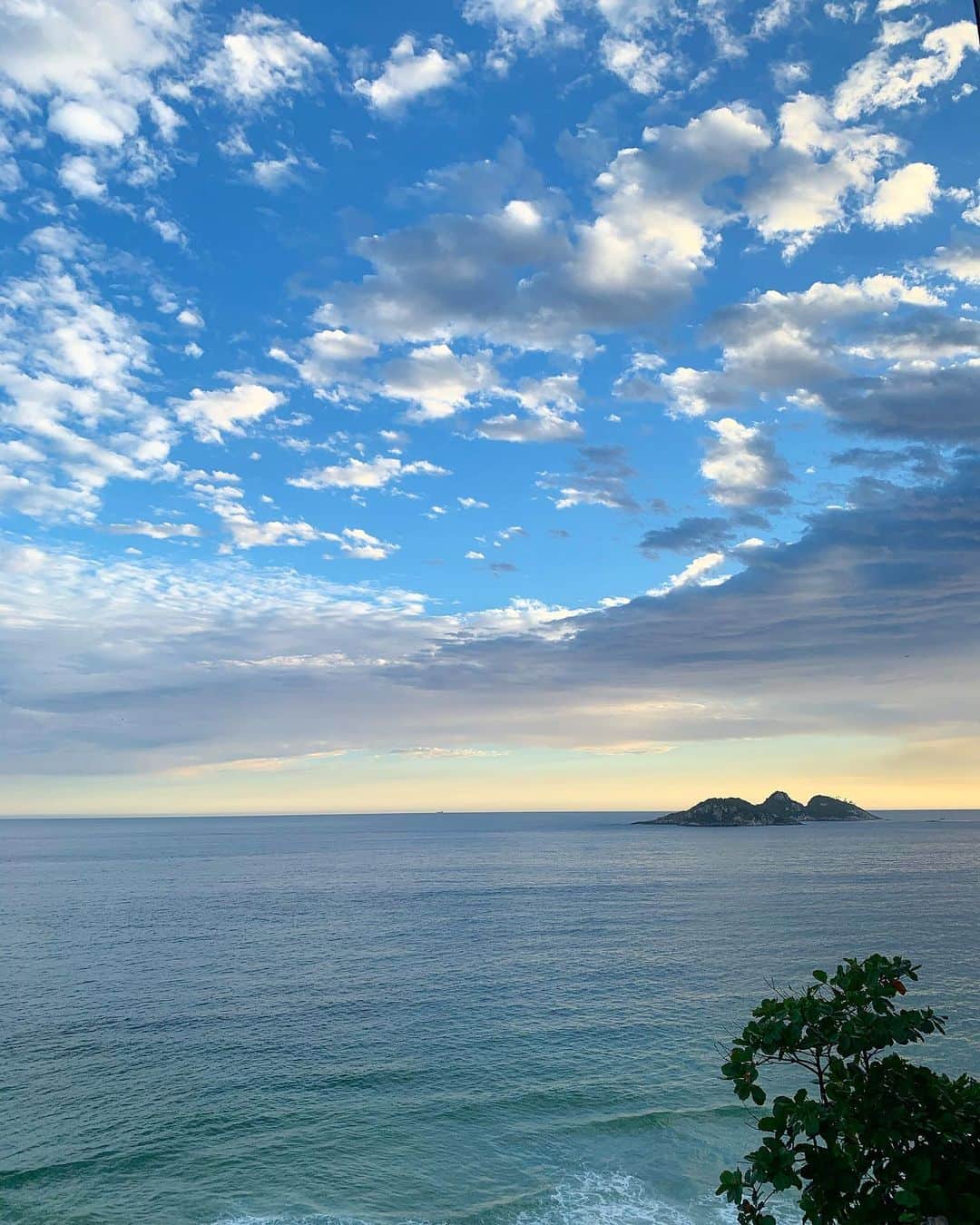 イザベラ・サントーニのインスタグラム：「Final de tarde do jeito que eu goxxto 😎 Visual, amigos e muita lula fresquinhaaaa 🦑」