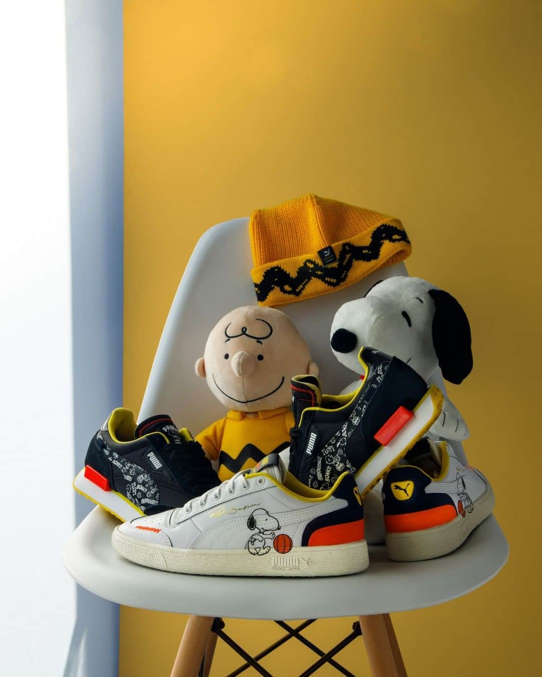 アトモスさんのインスタグラム写真 - (アトモスInstagram)「. NOW ON SALE PUMA × PEANUTS COLLECTION "PEANUTS"は1950年より新聞の4コマ漫画として連載がスタートされ、2020年で70周年を迎える漫画作品。総作品数は17897作、掲載された雑誌は2000を越え、世界75か国、21言語で3億5500万人以上の読者を持ち、コミック総発行部数は4億部を越えた他、数多くの賞を獲得するなど人気を誇っている。今回はそんなPEANUTSとのタイアップコレクション。作品内に登場するキャラクターがPUMAの関連するスポーツとリンクしたグラフィックを採用しデザインに落とし込まれている。最も重要なキャラクターである スヌーピー、チャーリー・ブラウンが採用されたアイテムは可愛げがありながらも、カルチャーシーンに溶け込んだ仕上がりとなっている。 . PUMA x PEANUTS Collection will be released from 2/6 (SAT). "PEANUTS" is a manga work that started serialization as a four-frame manga in newspapers in 1950 and will celebrate its 70th anniversary in 2020. The total number of works is 17897, the number of magazines published exceeds 2000, the readership is more than 355 million in 21 languages ​​in 75 countries around the world, the total circulation of comics exceeds 400 million, and many others. It is very popular, such as winning an award. This time is a tie-up collection with such PEANUTS. The characters appearing in the work are incorporated into the design by adopting graphics linked to PUMA's related sports. The items featuring the most important characters, Snoopy and Charlie Brown, are cute yet blended into the culture scene. .. #puma #atmos #peanuts #snoopy #charliebrown #アトモス #プーマ」2月16日 10時47分 - atmos_japan