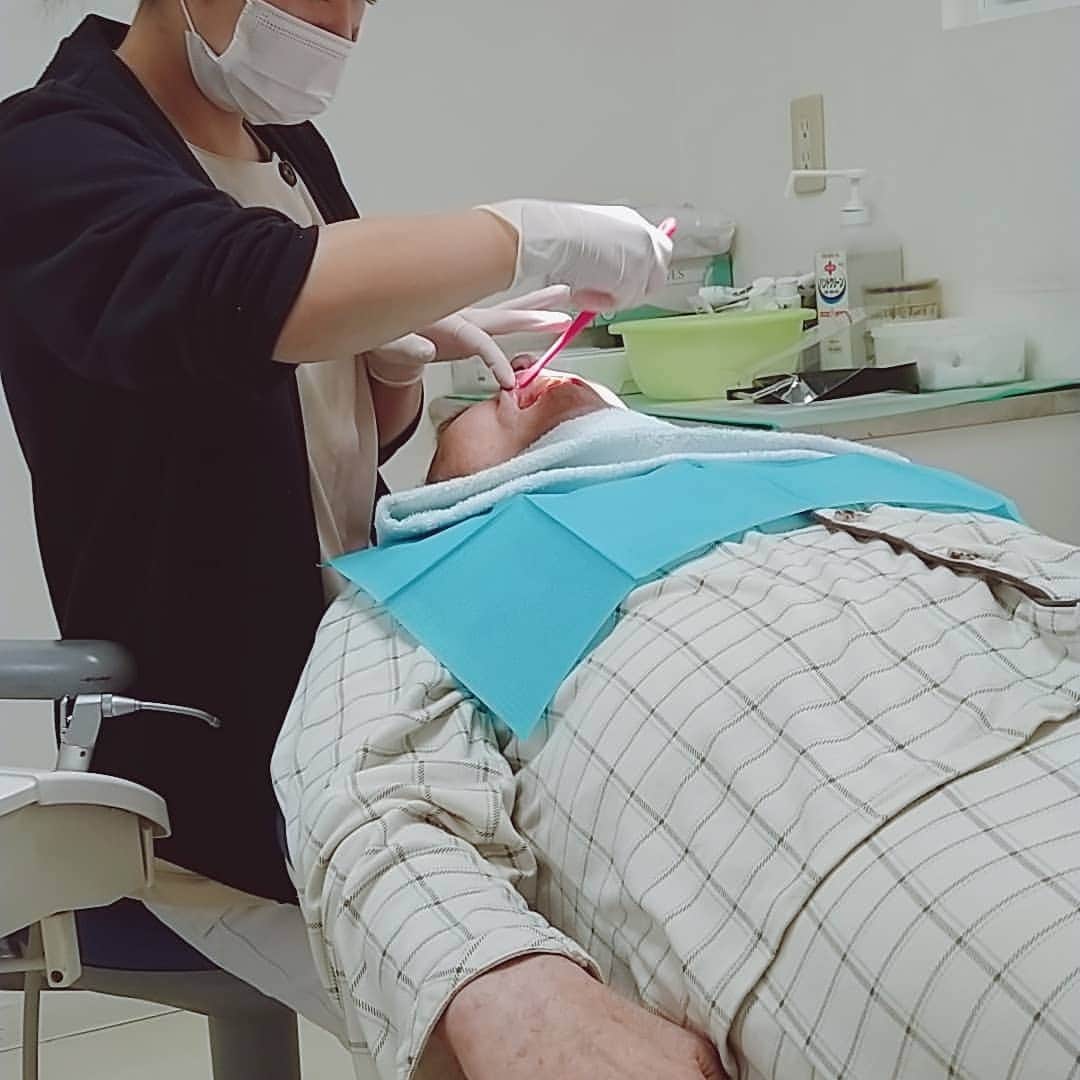 KAORUさんのインスタグラム写真 - (KAORUInstagram)「パジャマ姿のお父さん、歯医者のお時間です！ キレイだと褒められた！ 毎日磨いてるのは私です(*^^*) 嬉しい♪  #お父さん #歯医者 #介護生活」2月16日 10時41分 - yukisaku_88