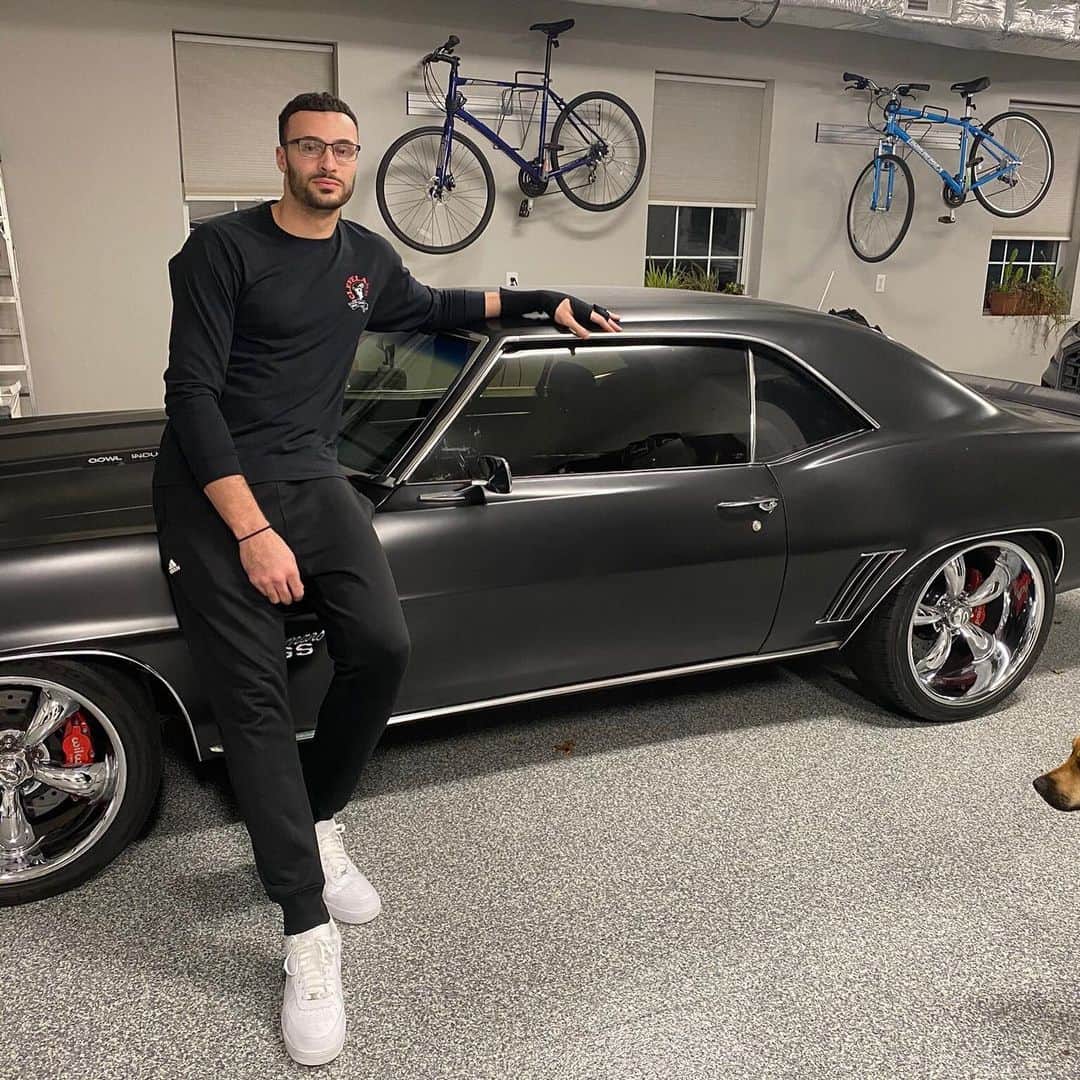 のインスタグラム：「Join @larrydn7 tonight in supporting @powerandperformance, a go-to for custom car builds here in CLE!  Visit the GameDay+ section of the #CavsApp, championed by @westfield1848, to bid on tonight’s special autographed Larry Nance Sr. jersey and we’ll match proceeds for @powerandperformance!」
