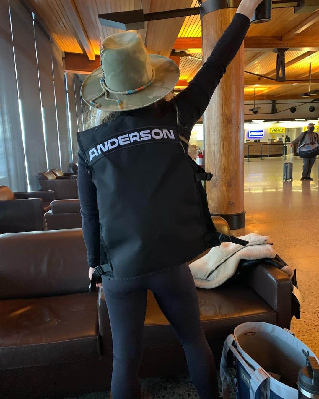 ジェイミー・アンダーソンのインスタグラム：「Traveled home like this! 😂💙✌️」