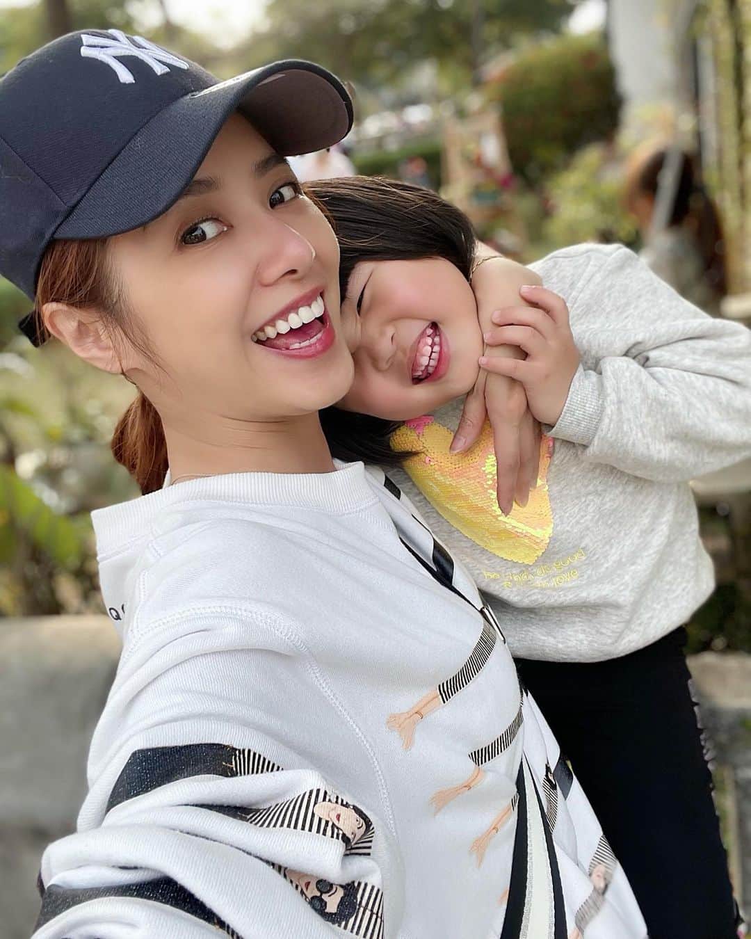 Miaのインスタグラム：「有人說女鵝像閨蜜～ 最近長女漸漸長大了開始會「印ㄘㄨㄟˋ印幾」每天都在鬥嘴然後看她們姐妹吵架也是一種生活的樂趣了！！ Cela vie! #生活有苦有甜  #第一次除夕回家過 #初一下屏東避冬 #媽媽不喜歡年假 #小孩是該收心了 #最右邊是女鵝視角 #屏東動物滑梯公園  #動物溜滑梯 #selfie  #momanddaughter」