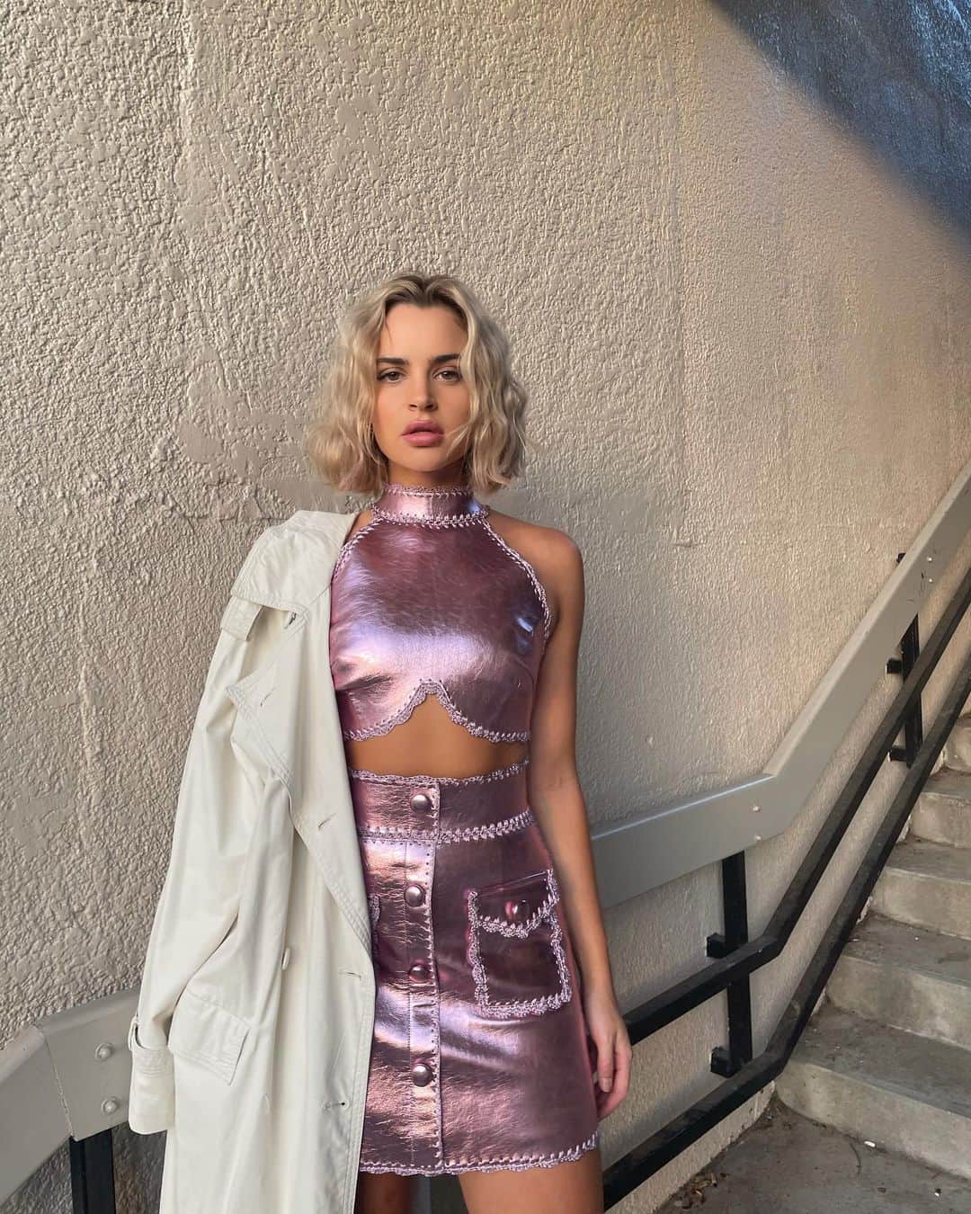 アリスマッコールのインスタグラム：「Cool Cat on cool girl @emmjadde 💝 #aliceMcCALL」