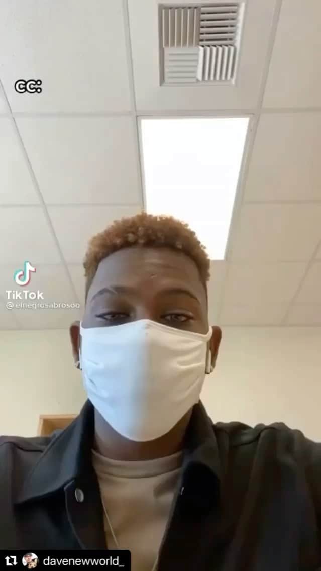 レスリー・ジョーンズのインスタグラム：「I need this teacher’s resignation immediately!! I’m sick of it. Most of what is in the textbooks is already racially biased... add this IGNORANCE to it and this is what you get. I am no longer letting people get away with it. So this student has to deal with this from a teacher!」