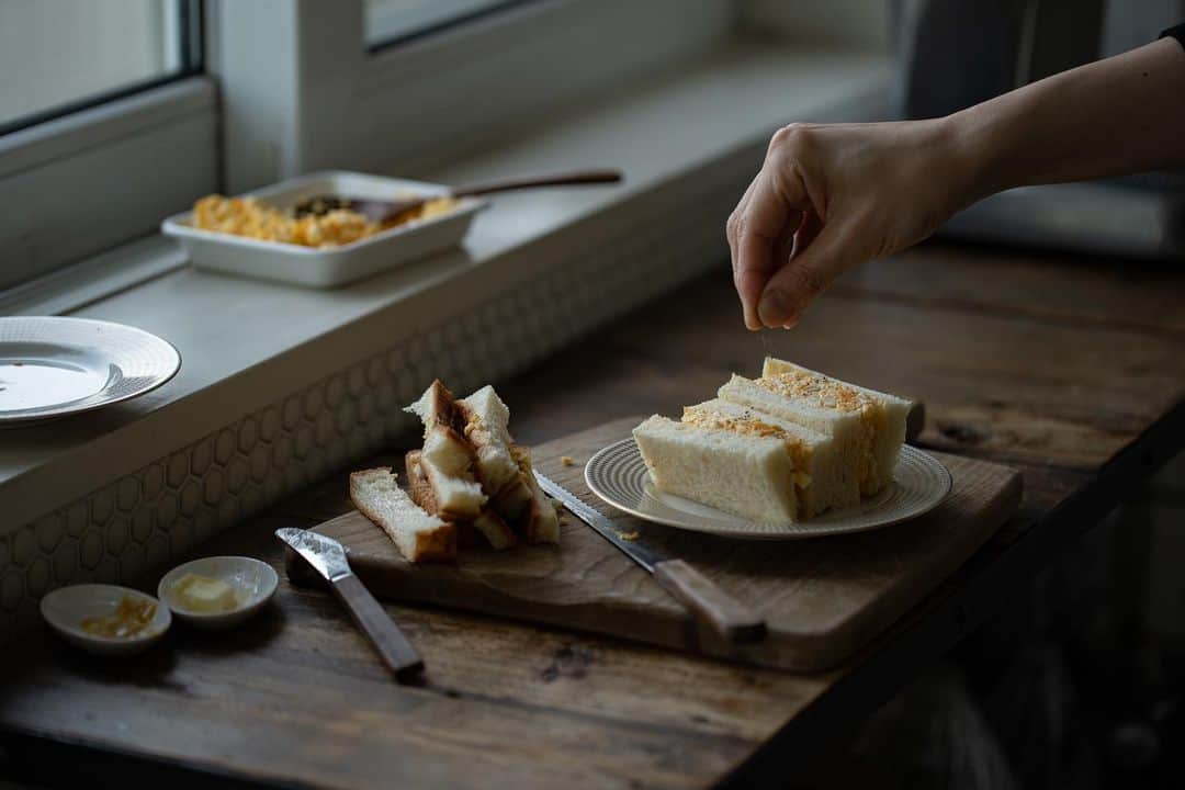 cafe_no_maのインスタグラム：「classic egg sandwiches for breakfast . 卵たっぷりシンプルたまごサンド。卵を茹でた片手鍋など、カフェノマの暮らしにあるモノを紹介しています（ @cafenoma.style ）」