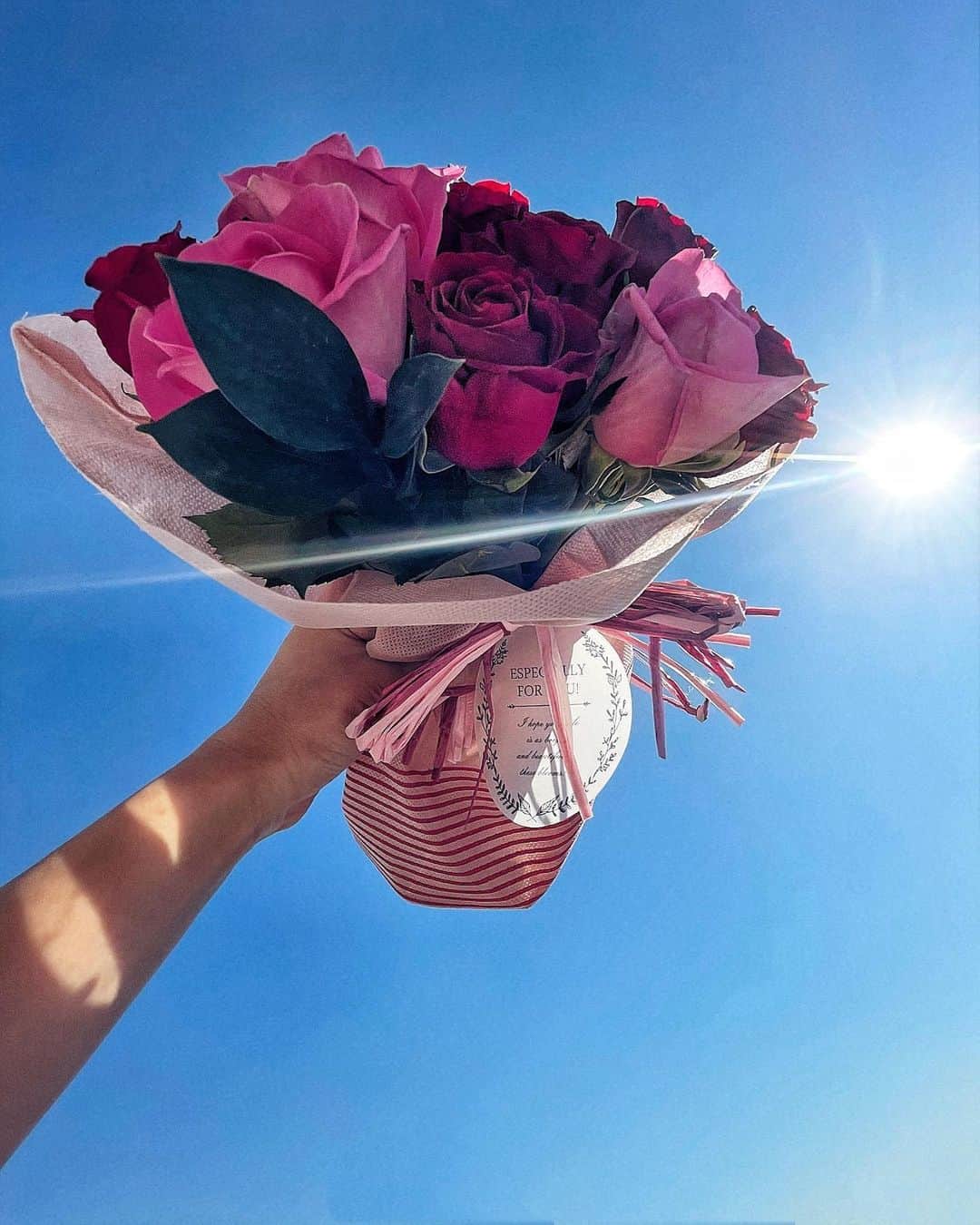 里海のインスタグラム：「２日遅れちゃったけど、 ハッピーバレンタイン💝  ２日遅れで私にもお花が💐 異国の地から届きました❤️  お花のプレゼント🎁は、嬉しいです😊  上向けて写真撮ったらお水が顔面に溢れてきて実は大変でした🙄 またお花の写真になっちゃいました！」