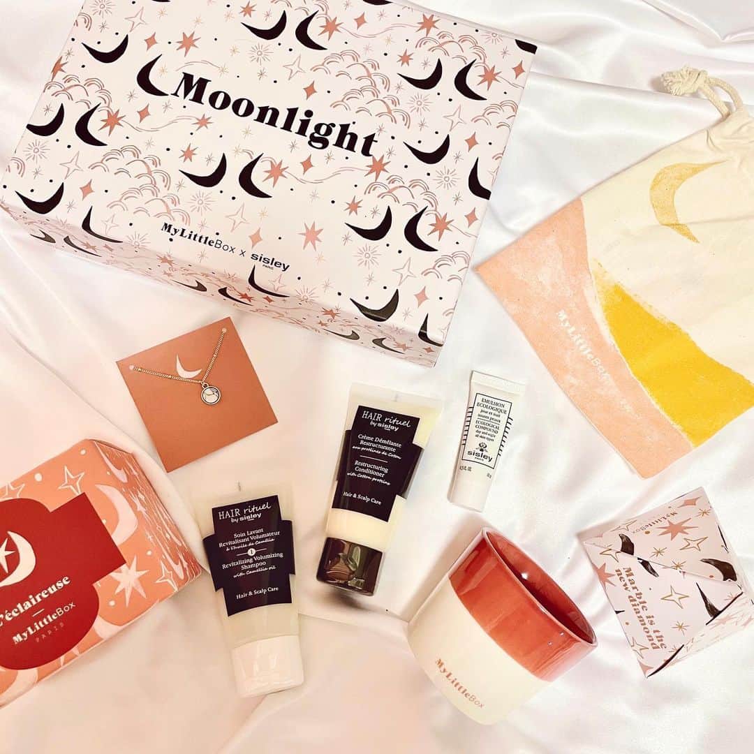 のインスタグラム：「今月の @my_little_box_japan が届きました✨  パリのエスプリが詰まったBOXを毎月テーマを変えてお届けしてくれるというサブスクサービス🙌  2月のBOXは @sisleyparisofficial とのコラボでsisleyがお試しできてキャンドルやネックレス入りでした🌹  マイリトルボックスはデザインが可愛くて好き💗  気になる方はチェックしてみてね☝️  #mylittlebox#sisley#マイリトルボックス#コスメ好き#サブスク#コスメサブスク」