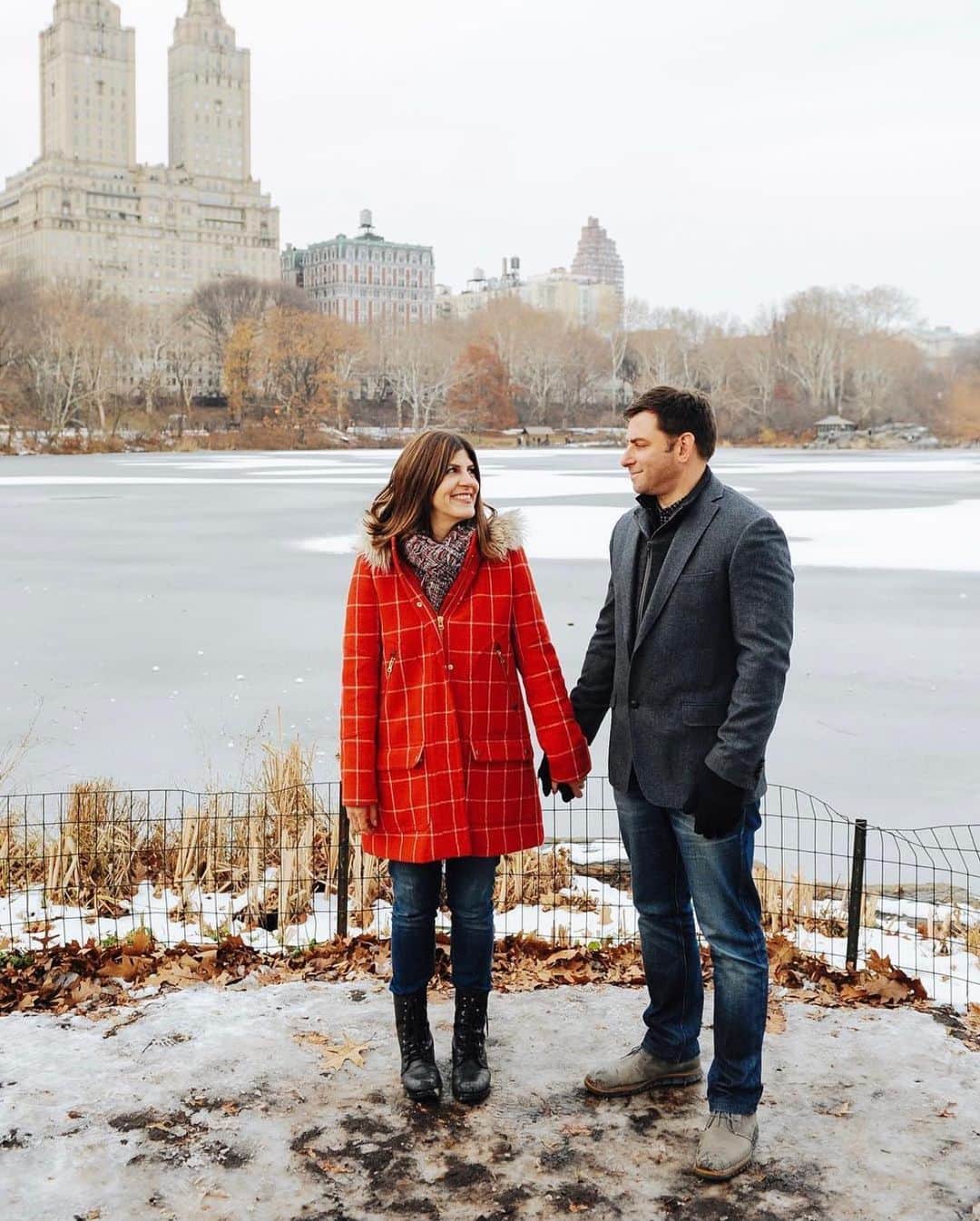 Ilana Wilesのインスタグラム：「Yesterday, I couldn’t find one of my AirPods. I had fallen asleep with them on and only one was still in my ear the next morning. At 6am, while Mike was still fast asleep in the bed, I quietly looked under the pillows, under the blankets, under the sheets, under the bed... and came up with nothing. Later that morning, I realized that Mike had gotten up and made the bed. “Did you happen to find an AirPod?” He had not. You know all those memes about husbands who can’t find things that are right in front of their face? Our relationship is the exact opposite. Mike is an expert at finding things. I always say it’s his superpower. I’m the bumbling fool claiming we have no more Advil when there is clearly a Costco sized container in the medicine cabinet that I am currently looking in. It was mid-afternoon by this point and still no AirPod had turned up. I asked Mike if he would look for it. One way to motivate him is to say that I am just going to buy new ones if we can’t find it. Mike pulled apart the bed and looked. He got on his knees and searched the bedroom floor in case it had fallen. He looked. And looked. And looked. Then he came back into the living room to tell me the bad news. “They are not in the bedroom.” He can say these things because he is an expert. Then he looked at me. “What were you wearing last night?” “Same thing I’m wearing right now. A hoodie and sweatpants.” “You haven’t changed?” “Nope.” “Have you checked your hood?” I pulled the hoodie up over my head and with a delicate little clatter, the airpod dropped onto the table, right in front of my face. Happy Valentine’s Day to the best life partner. I can’t even tell you the amount of money he has saved me by locating things i thought were gone forever. I love you, Mike. Thank you for knowing me better than I know myself. ❤️」