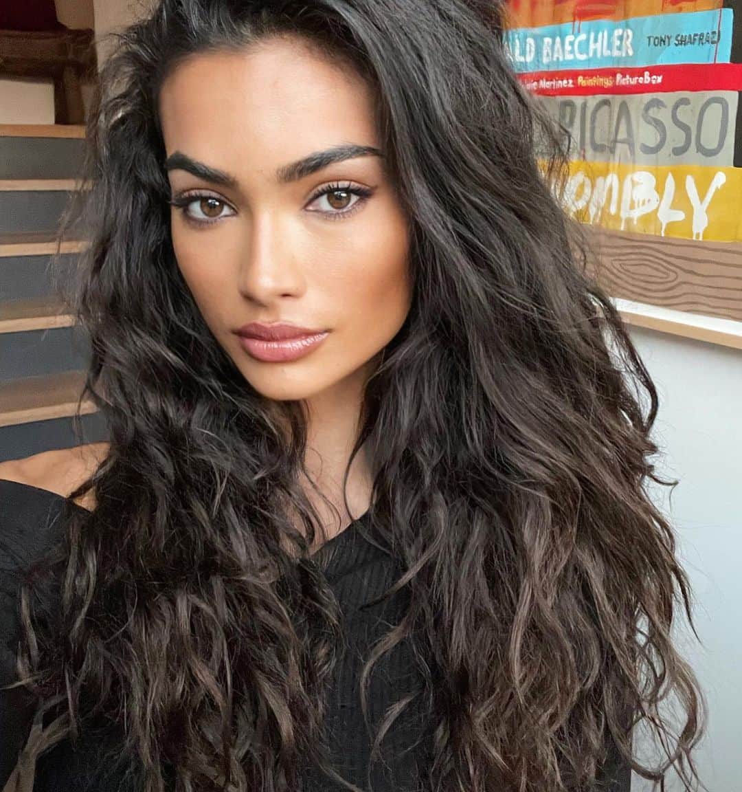 ケリー・ゲイルのインスタグラム：「Had time to do my makeup for 20 mins... but should have saved a minute to brush my hair. @themartyharper is not gonna be proud of this💇🏽‍♀️🙈😂」