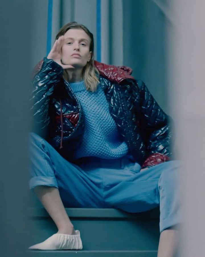 Fashion Weekのインスタグラム：「A powerplay on silhouettes and shapes with thick knits, ribbed dresses, and oversized coats. Watch the @AKNVAS newest collection on-demand at nyfw.com」