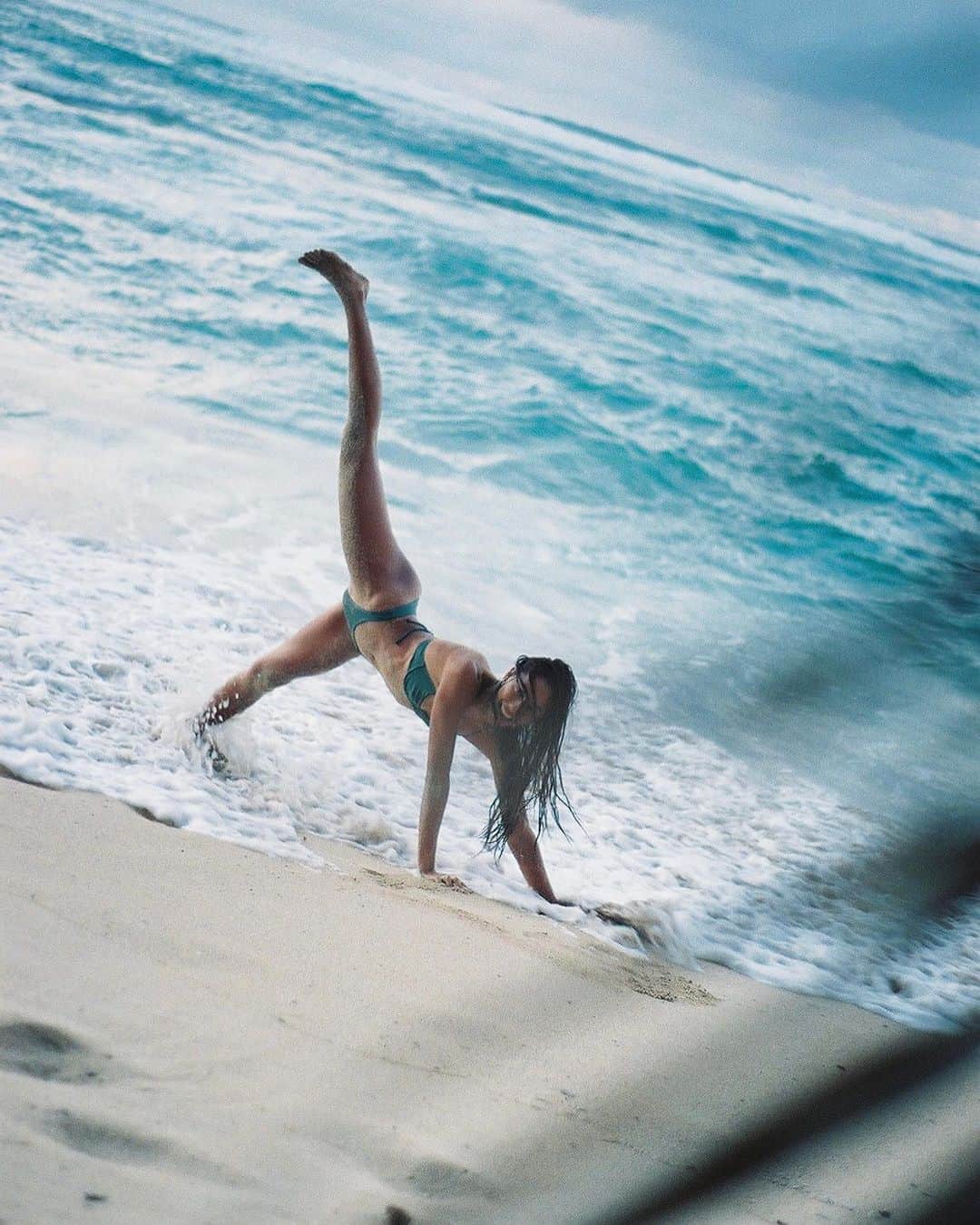 マリア・マーフィーのインスタグラム：「It me🦒 @issademar  🎞 @brooklynhawaii」