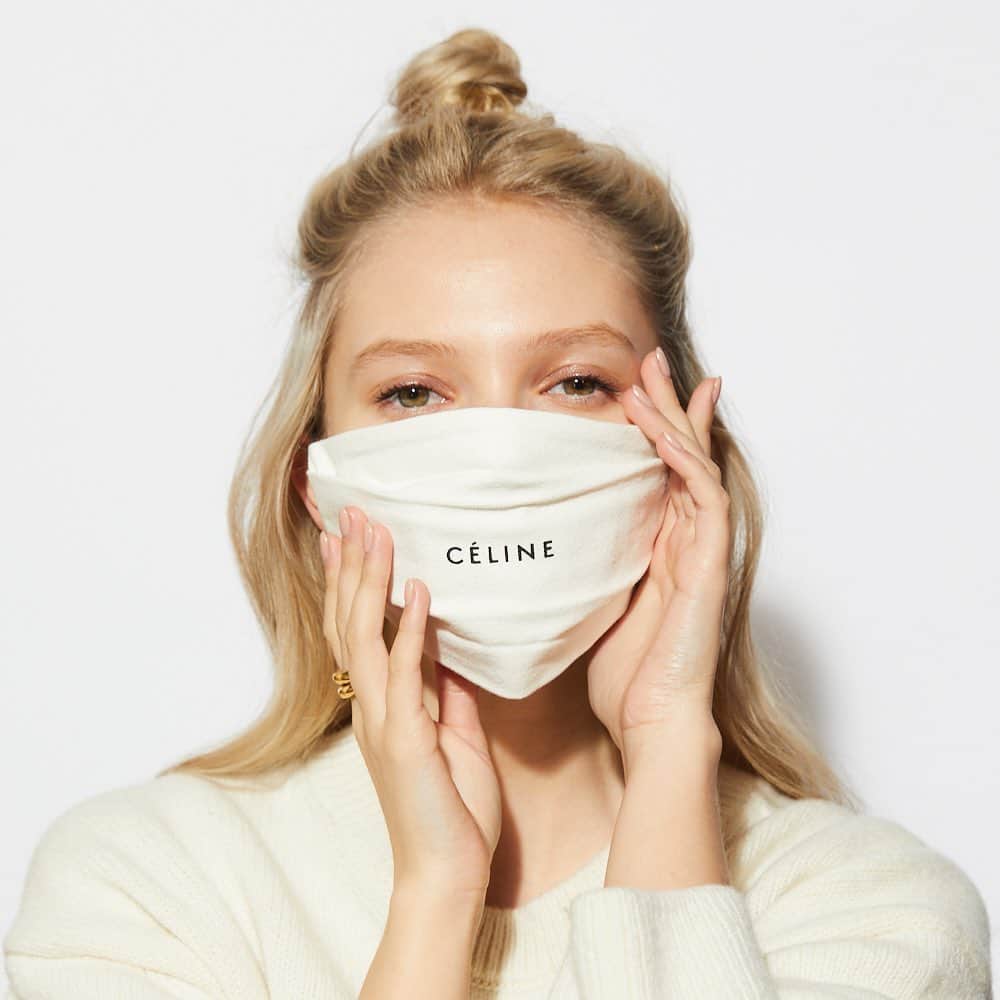 のインスタグラム：「Outtake from our last @jonesroadbeauty shoot. Love the sheen of Dusty Rose Miracle Balm on her eyelids and this chic mask from @oldceline made from repurposed @celine handbag bags.  @benritterphoto @hervecb @allierosetba」