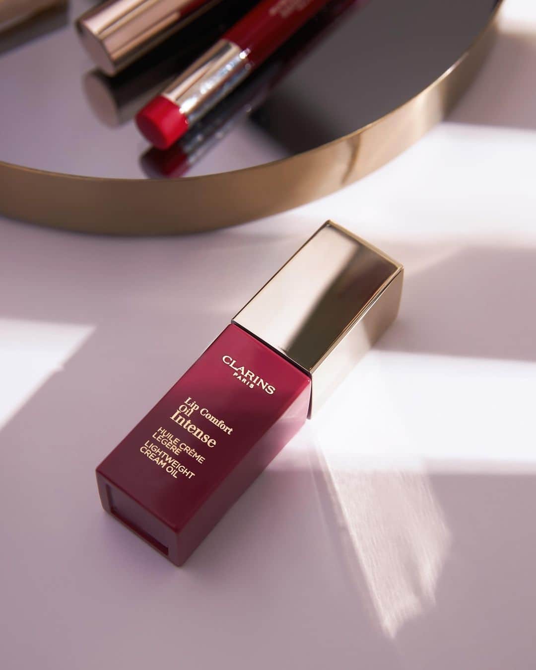 Clarins Canadaのインスタグラム：「A cult product since its launch in 2015, the Clarins Lip Comfort Oil has another version that offers no-compromise in lip care, color and shine: the Lip Comfort Oil Intense.💋 It comes in 8 ultra-pigmented, mirror-effect shades and the organic cranberry oil it contains nourishes and comforts the skin like no other!🍒⁣ __________⁣ Cultes depuis leur lancement en 2015, les Huiles Confort Lèvres de Clarins se sont enrichies l'an passé d’une nouvelle version sans compromis sur la brillance, la couleur⁣ et le soin avec le Lip Comfort Oil Intense.💋 8 teintes ultra-pigmentées, effet miroir et longue tenue ! De plus, l’huile de canneberge bio qu'elles contiennent apporte aux lèvres encore plus de confort.🍒⁣ .⁣ .⁣ .⁣ #Clarins #LiveBeautifully #ClarinsMakeUp #MakeUp #LipComfortOil #LipComfortOilIntense」