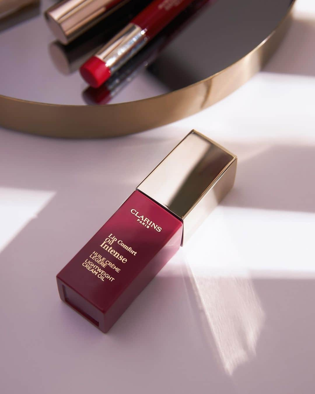 Clarins Canadaさんのインスタグラム写真 - (Clarins CanadaInstagram)「A cult product since its launch in 2015, the Clarins Lip Comfort Oil has another version that offers no-compromise in lip care, color and shine: the Lip Comfort Oil Intense.💋 It comes in 8 ultra-pigmented, mirror-effect shades and the organic cranberry oil it contains nourishes and comforts the skin like no other!🍒⁣ __________⁣ Cultes depuis leur lancement en 2015, les Huiles Confort Lèvres de Clarins se sont enrichies l'an passé d’une nouvelle version sans compromis sur la brillance, la couleur⁣ et le soin avec le Lip Comfort Oil Intense.💋 8 teintes ultra-pigmentées, effet miroir et longue tenue ! De plus, l’huile de canneberge bio qu'elles contiennent apporte aux lèvres encore plus de confort.🍒⁣ .⁣ .⁣ .⁣ #Clarins #LiveBeautifully #ClarinsMakeUp #MakeUp #LipComfortOil #LipComfortOilIntense」2月16日 11時15分 - clarinscanada