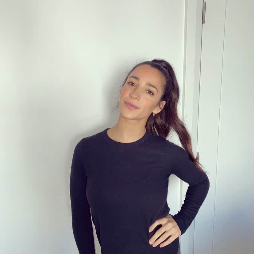アリー・レイズマンのインスタグラム：「How’s your day going? How are you feeling?」