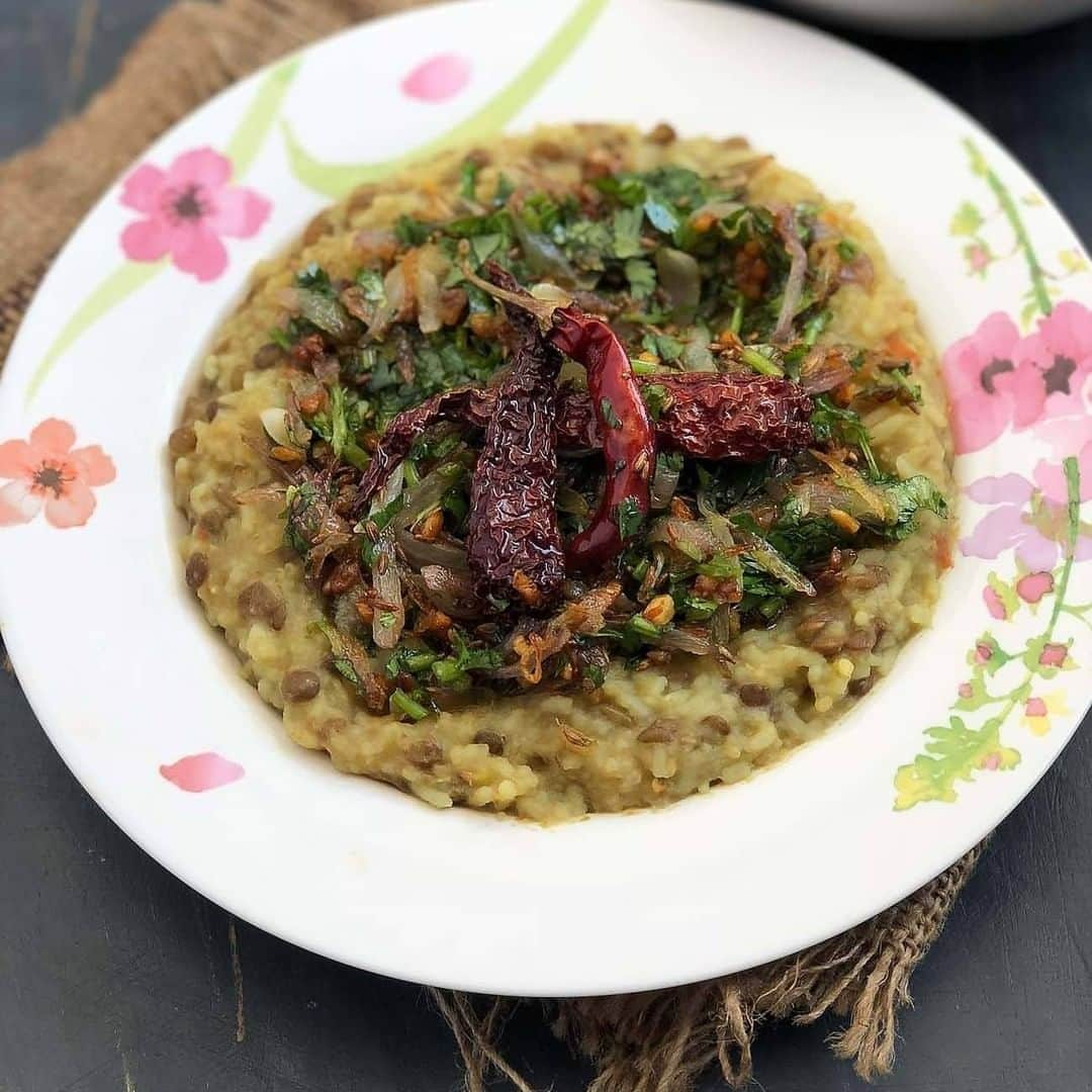 Archana's Kitchenさんのインスタグラム写真 - (Archana's KitchenInstagram)「Tadkewali Masoor Dal Khichdi Recipe, a wholesome khichdi that gets its flavors from the ghee tadka with garlic and onions. Serve the Khichdi along with dahi or just as is for filling breakfast or you can also have it for your dinner.  Search for the recipe “Tadkewali Masoor Dal Khichdi” in our app. Link to the app in the bio @archanaskitchen  . . . . . #recipes #easyrecipes #breakfast #Indianbreakfast #archanaskitchen #healthyeating #highprotein #breakfastclub #dosa #dosarecipes #dosabatter #ragi #ragidosa #mysoremasaladosa #homemadefood #eatfit #cooking #food #healthyrecipes #foodphotography #recipeoftheday #comfortfood #deliciousfood #delicious #instayum」2月16日 11時30分 - archanaskitchen