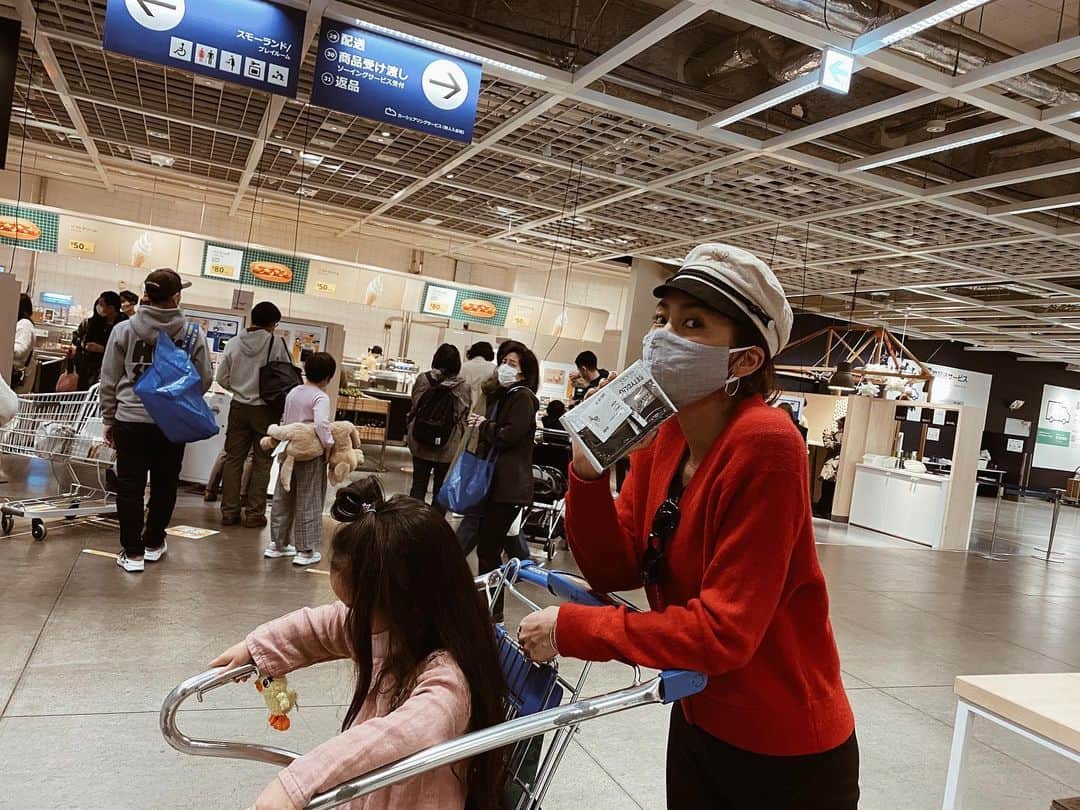堀舞紀のインスタグラム：「🧃 . . . . 赤い服も カズレーザーも 好きです♡ . . . . #ikea #outfit  #cannyO  #コレだけを買いに…」