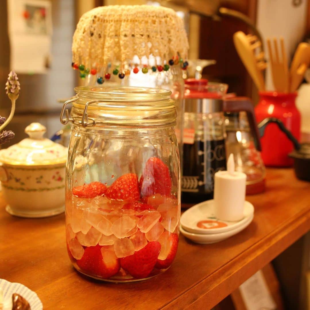 amiさんのインスタグラム写真 - (amiInstagram)「．​ ​ Favorite strawberry vinegar​ ​ 我が家で最近、家族がハマっているのが​ いちごビネガー🍓♡​ ​ 必要なのは『氷砂糖』：『いちご』：​ 『リンゴ酢』だけでとっても簡単💓​ ​ 1：1：1の比率で混ぜるだけ❗️​ 準備も簡単で良く作ってます🍓​ ​ ​ これを、炭酸や、ヨーグルトに入れる​ のがお気に入り〜👏​ いろんなアレンジができるよ✨​ ​ 砂糖ではなく、氷砂糖を使うことで​ スッキリとした味わいになるんです♡​ それに、果実のエキスを引き出してくれるんだって❗️​ ​ 健康や美容のために、旬のフルーツを​ もっと食べたいなぁ♡という時にも​ 変わったフルーツの楽しみ方ができて⭕️​ ​ ​ とっても美味しくて簡単なので​ ぜひ作ってみてね💓​ ​ ​ #全日本氷糖工業組合 #氷砂糖 #いちご#いちごビネガー #氷砂糖のある暮らし#おうちカフェ  #おうち時間 #簡単レシピ #PR​ @zennihonhyoutou​」2月16日 11時28分 - amikuma1219