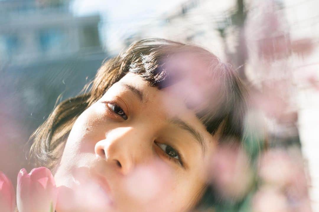 花盛友里のインスタグラム：「Shooting for @kinarino_kjmg   こんなに素敵な記事が無料で読めるって本当びっくりな世の中だよーーー！  中学生の時お小遣い握りしめてjunnie買いに行ってたのが懐かしいよ。。。  キナリノアプリ是非ダウンロードしてみてみてねー！」