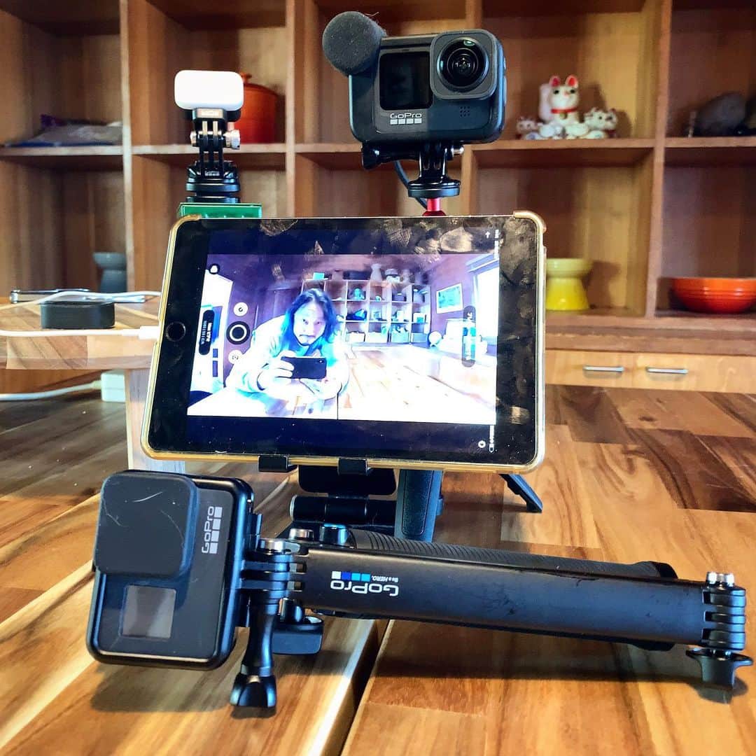池内万作のインスタグラム：「今日はYouTubeの動画撮影を。 こんな感じでやってます〜。 しかしGoPro9、ホント使いやすい！ もう一台欲しいくらいじゃ。 今回は自宅の居間から新しい試みをしてみます〜。 アップされなかったら、うまくいかずボツになったと思ってくださいなw #イケウチ家　#イケウチ家の買い物」