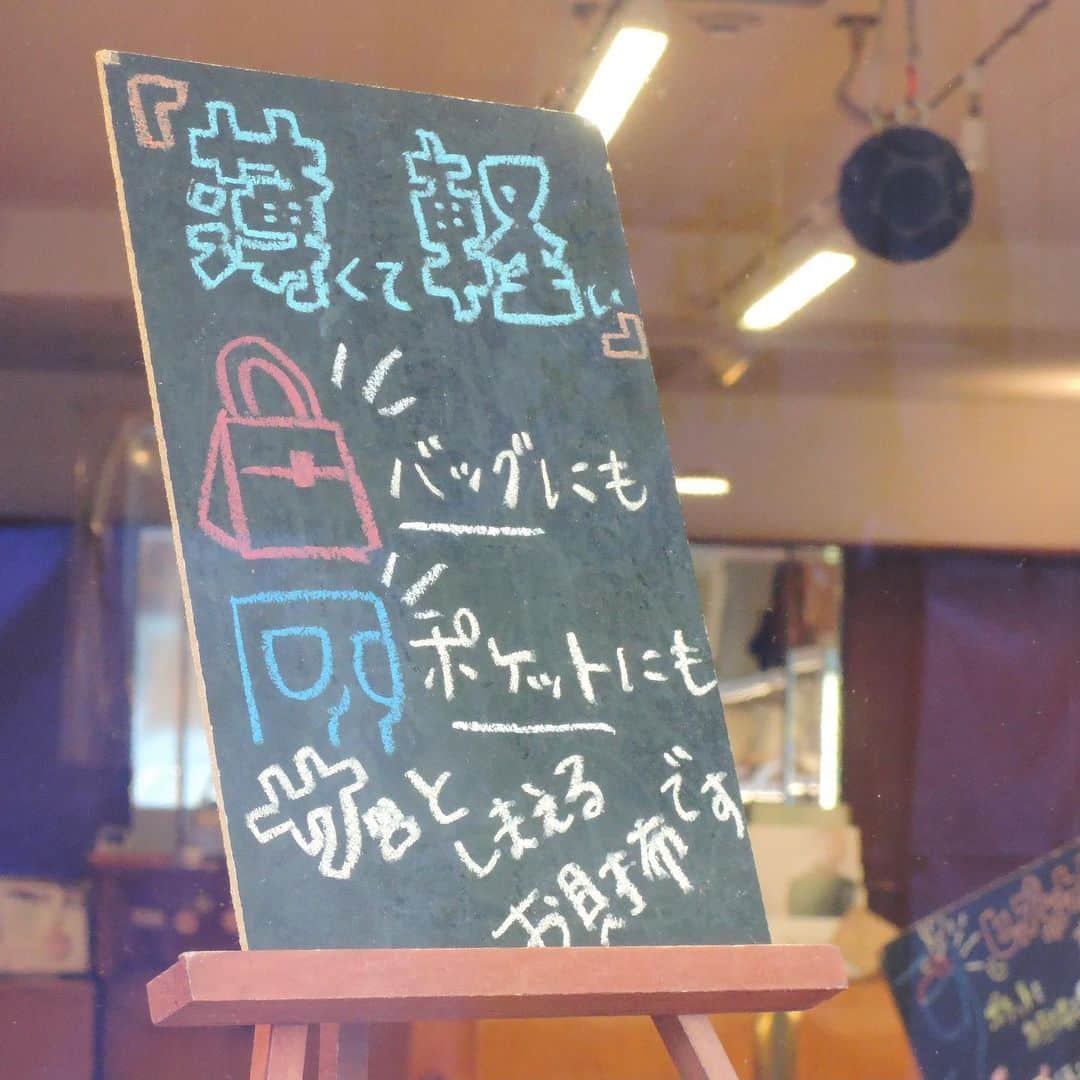 革財布のお店mic 自由が丘店さんのインスタグラム写真 - (革財布のお店mic 自由が丘店Instagram)「暖かくなってきましたね🌞 自由が丘はお散歩したくなるようなポカポカ陽気です🚶‍♀️  緊急事態宣言中ですのでなかなかそういうわけにもいきませんが😓 お近くの公園などに行ってリフレッシュされている方も多いのではないでしょうか🌸  そんなちょっとしたお出かけには、ミニバッグとミニ財布があると大活躍しますよね😋💓  現在自由が丘店の店頭ディスプレイは、ミニバッグにおすすめな薄くて軽いお財布特集！！  本当に「え、これ財布？」ってくらい薄くて軽いものもありますので、ぜひご覧になってみてください( ¨̮ )︎︎🌟  ~~~~~~~  #革小物とお財布のお店mic #mic #自由が丘 #お散歩 #革財布 #ミニ財布 #ミニバッグ #サコッシュ #リフレッシュ #春 #革 #jiyugaoka #leather #wallet #minimalistwallet #minimalist #spring #walking」2月16日 11時39分 - mic_jiyugaoka