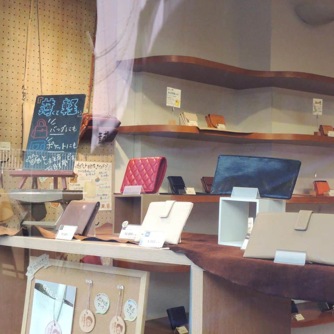 革財布のお店mic 自由が丘店さんのインスタグラム写真 - (革財布のお店mic 自由が丘店Instagram)「暖かくなってきましたね🌞 自由が丘はお散歩したくなるようなポカポカ陽気です🚶‍♀️  緊急事態宣言中ですのでなかなかそういうわけにもいきませんが😓 お近くの公園などに行ってリフレッシュされている方も多いのではないでしょうか🌸  そんなちょっとしたお出かけには、ミニバッグとミニ財布があると大活躍しますよね😋💓  現在自由が丘店の店頭ディスプレイは、ミニバッグにおすすめな薄くて軽いお財布特集！！  本当に「え、これ財布？」ってくらい薄くて軽いものもありますので、ぜひご覧になってみてください( ¨̮ )︎︎🌟  ~~~~~~~  #革小物とお財布のお店mic #mic #自由が丘 #お散歩 #革財布 #ミニ財布 #ミニバッグ #サコッシュ #リフレッシュ #春 #革 #jiyugaoka #leather #wallet #minimalistwallet #minimalist #spring #walking」2月16日 11時39分 - mic_jiyugaoka